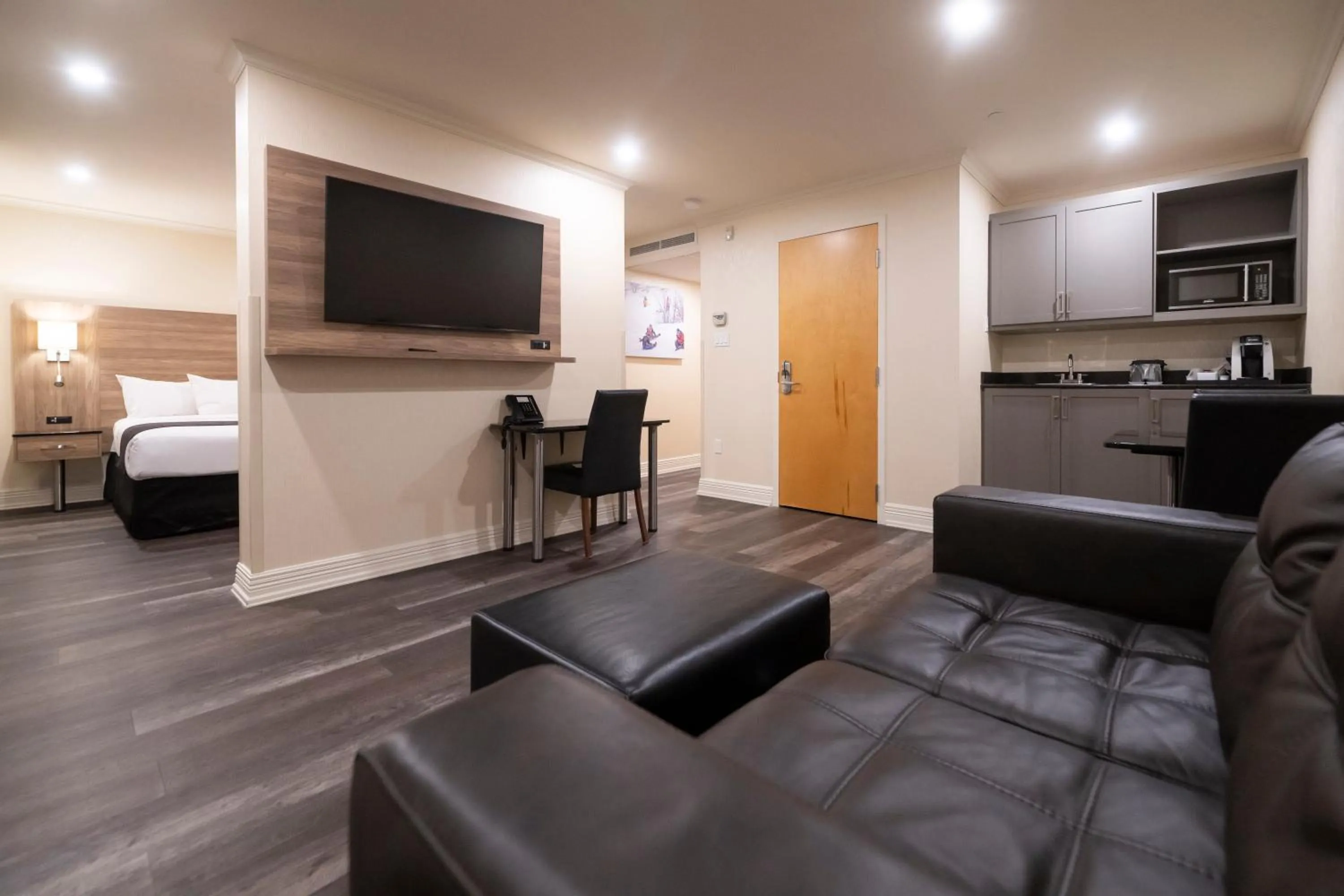 Queen Suite (2 Adults) in Hôtel & Suites Le Dauphin Québec