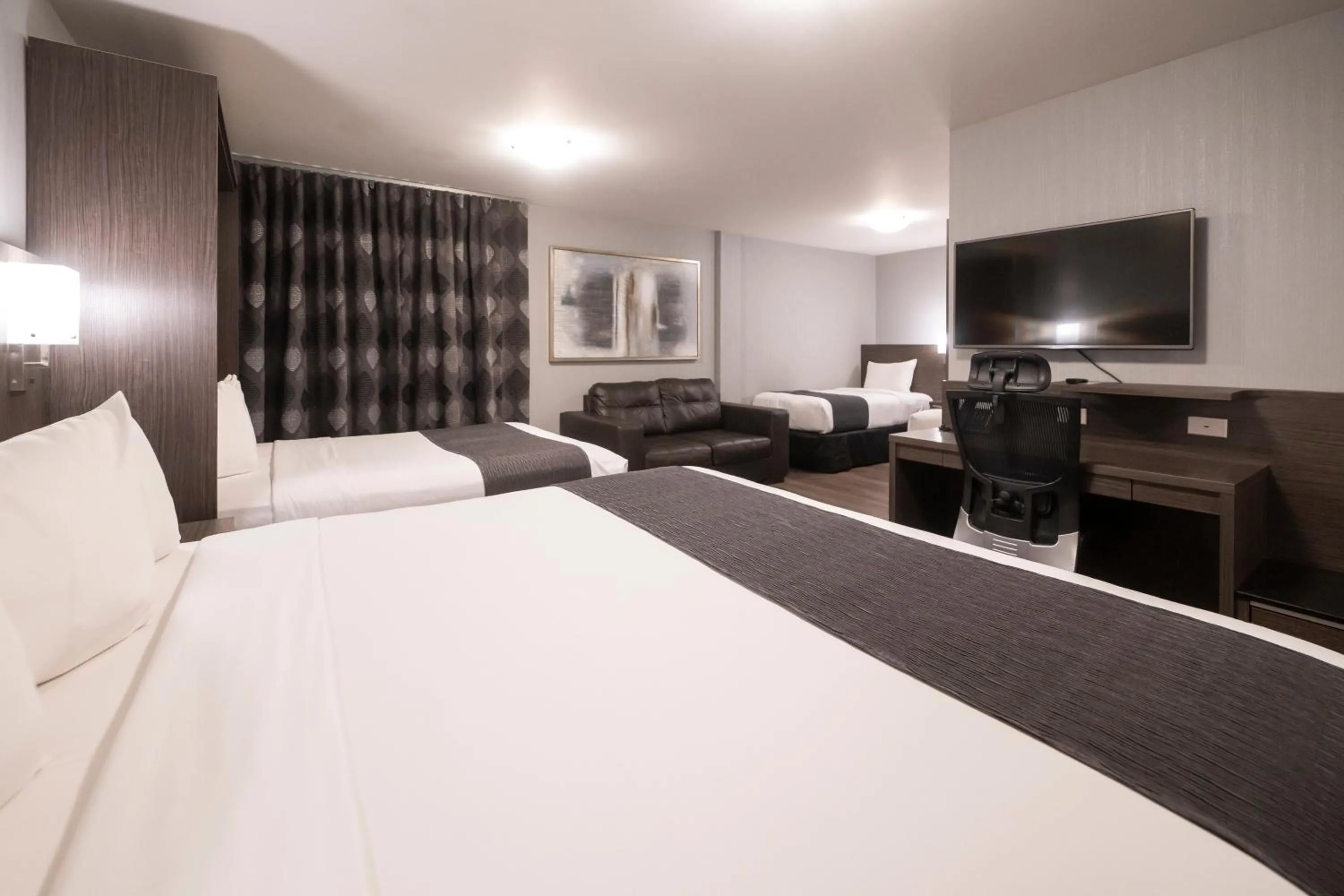 Family Suite (2 Adults + 4 Children) in Hôtel & Suites Le Dauphin Québec