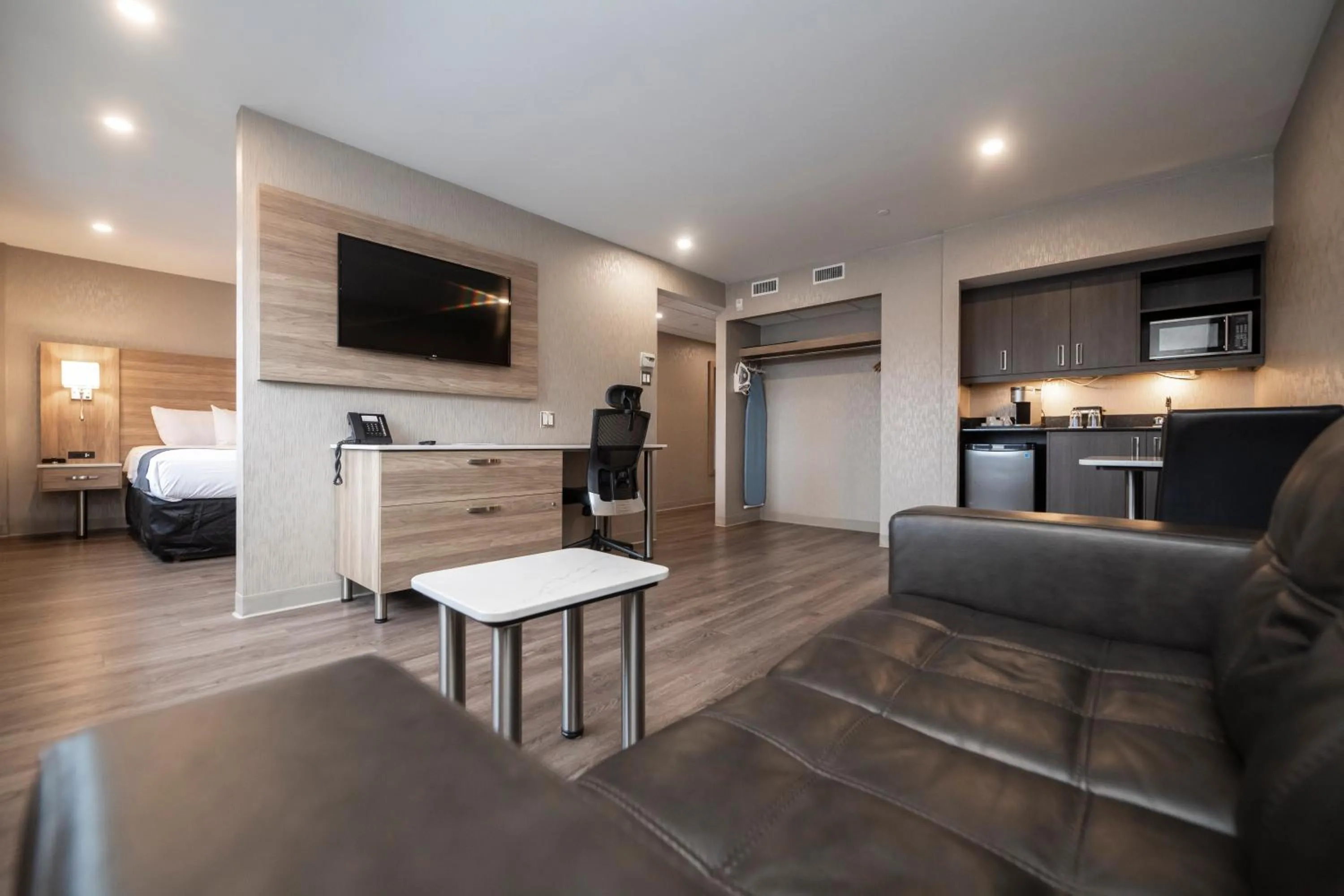 King Suite (2 Adults) in Hôtel & Suites Le Dauphin Québec