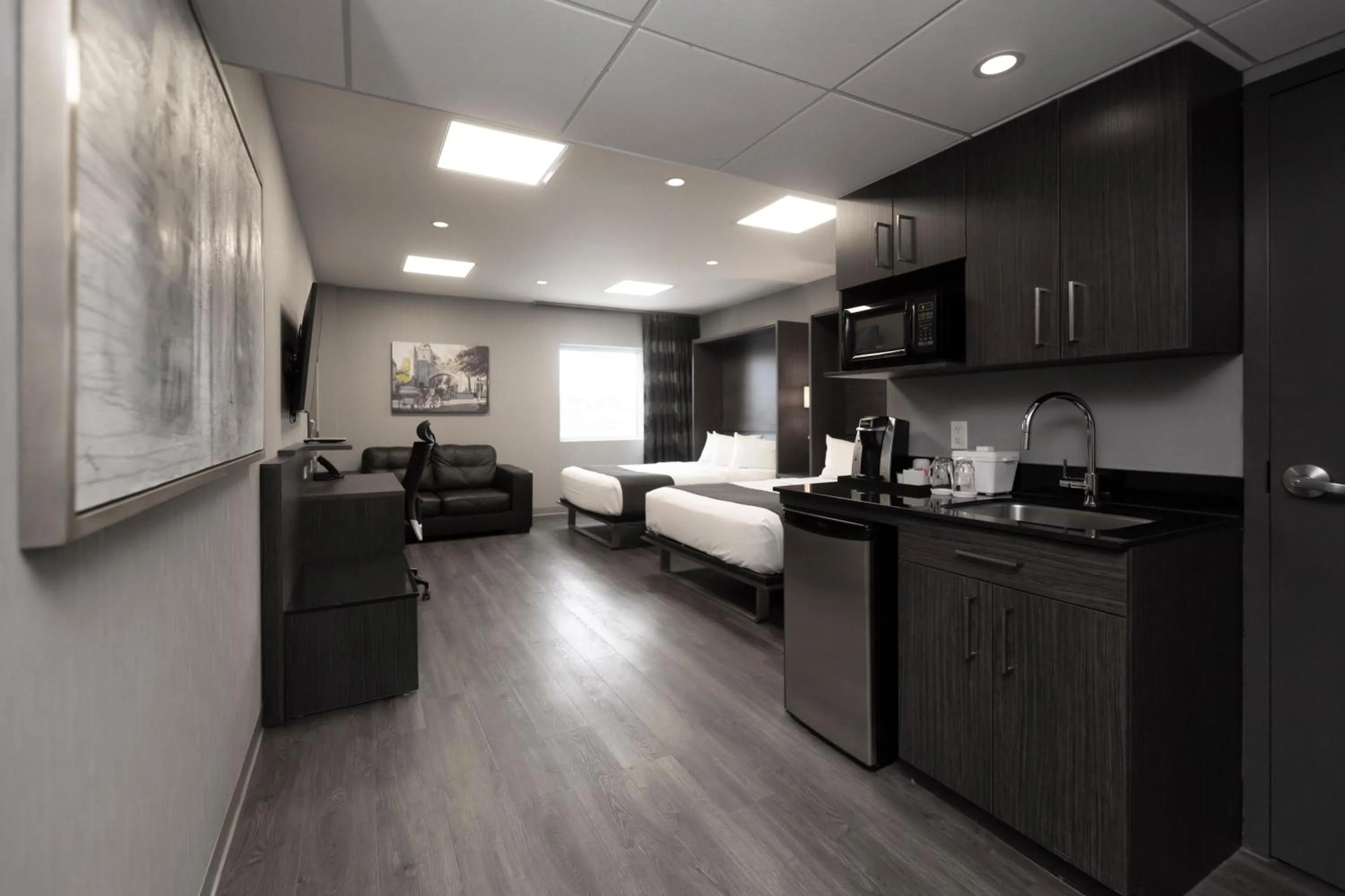 Queen Studio - Disability Access (2 Adults + 2 Children) in Hôtel & Suites Le Dauphin Québec