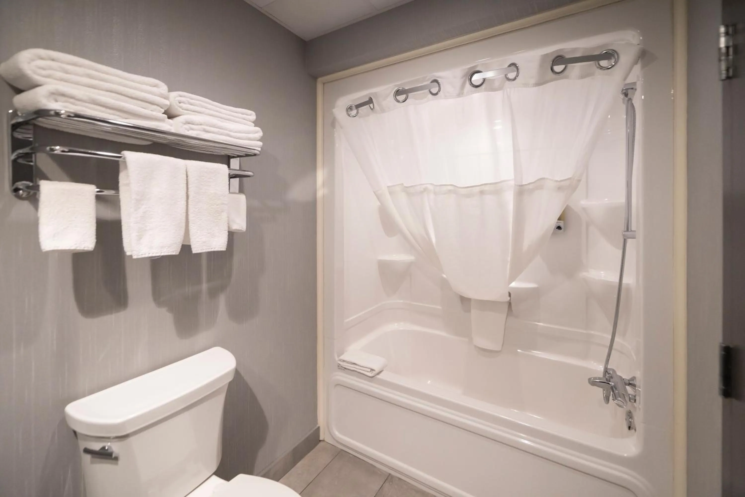  Superior King Room (2 Adults + 2 Children) in Hôtel & Suites Le Dauphin Québec