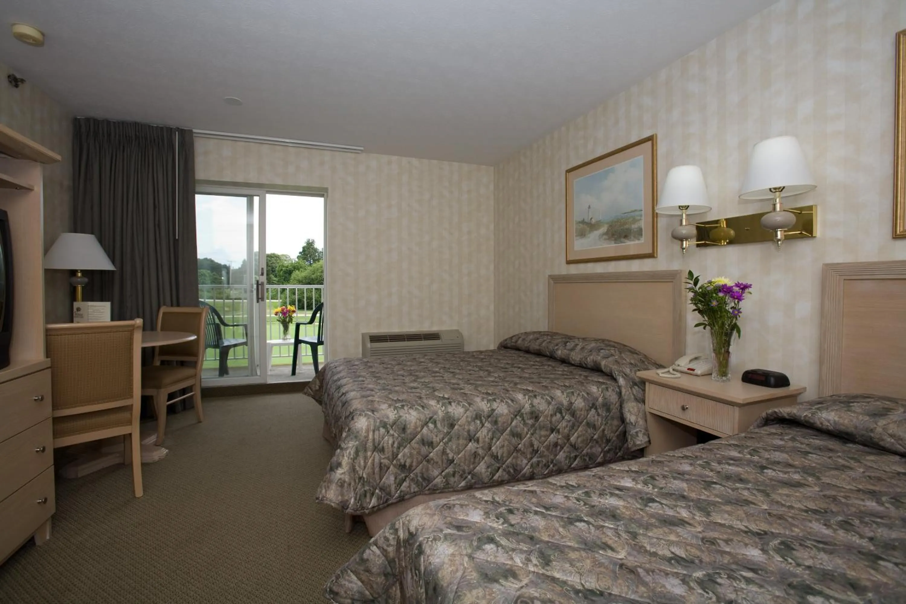 Queen Room with Balcony in Winnapaug Inn