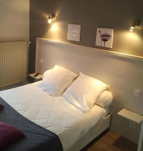 Double Room in Logis Hôtel Le pont d'Arcole