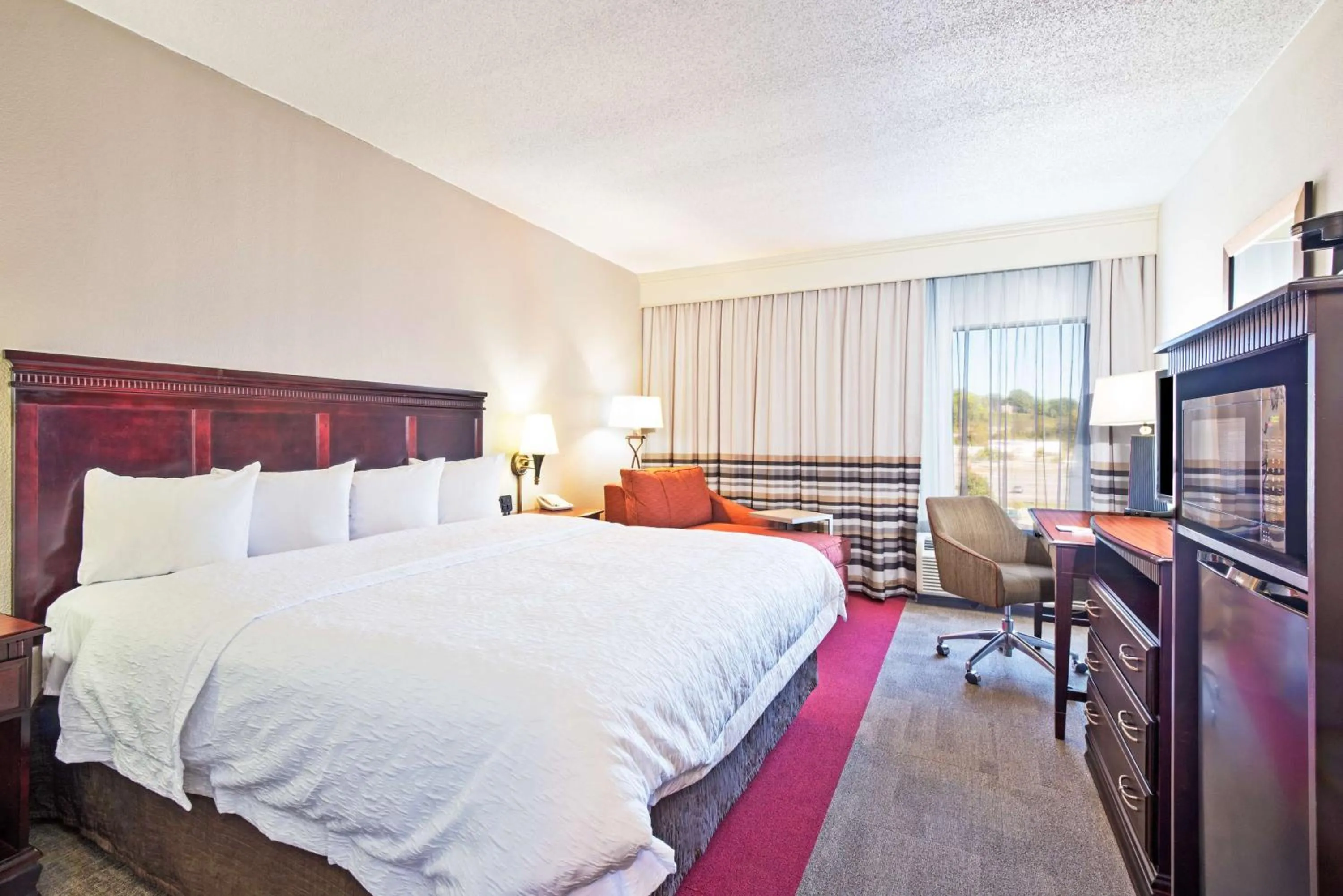 King Room with King Bed - Non-Smoking in Hampton Inn Huntington/Barboursville