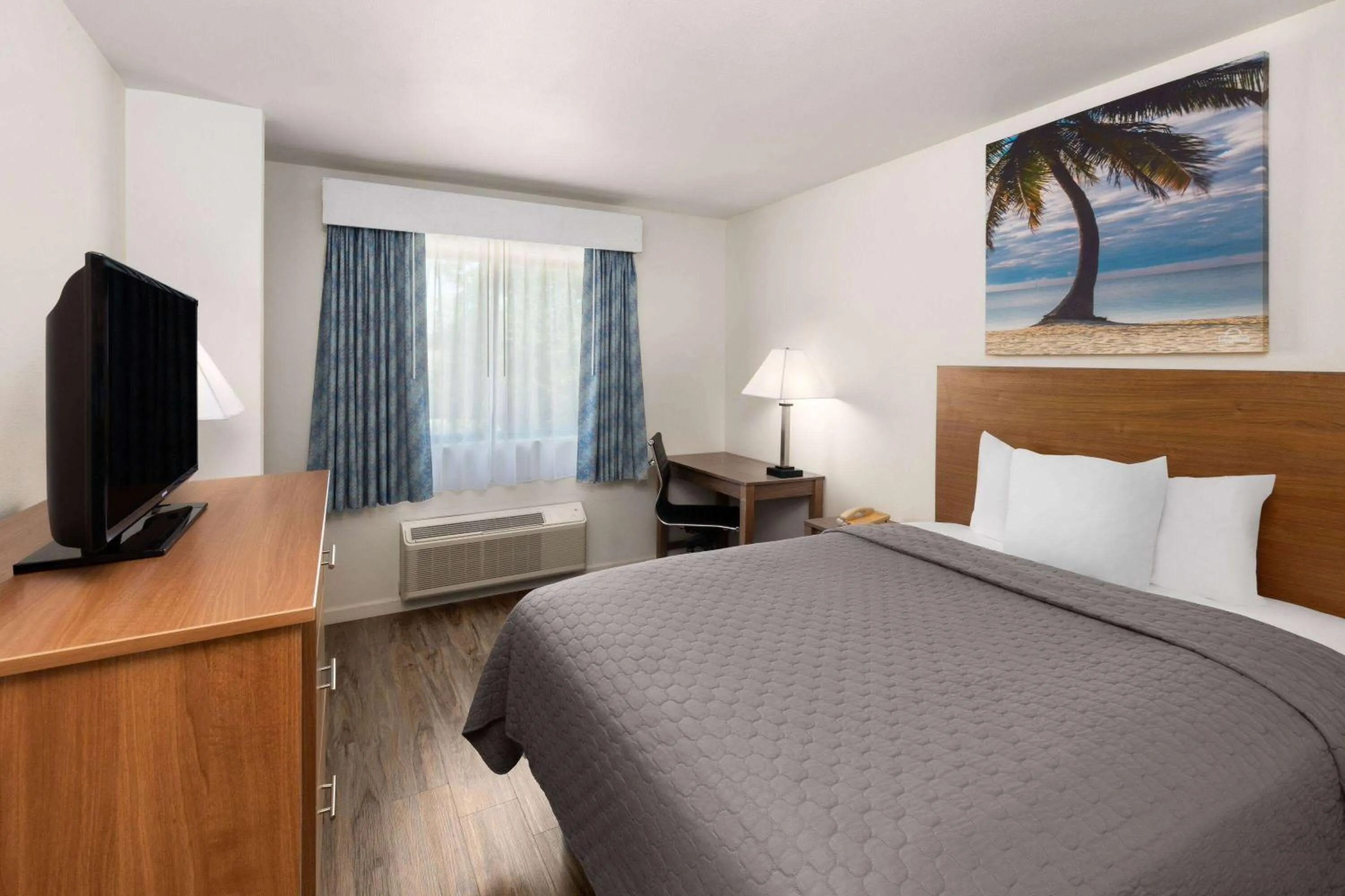 Queen Room - Non-Smoking in Days Inn by Wyndham Biloxi Beach