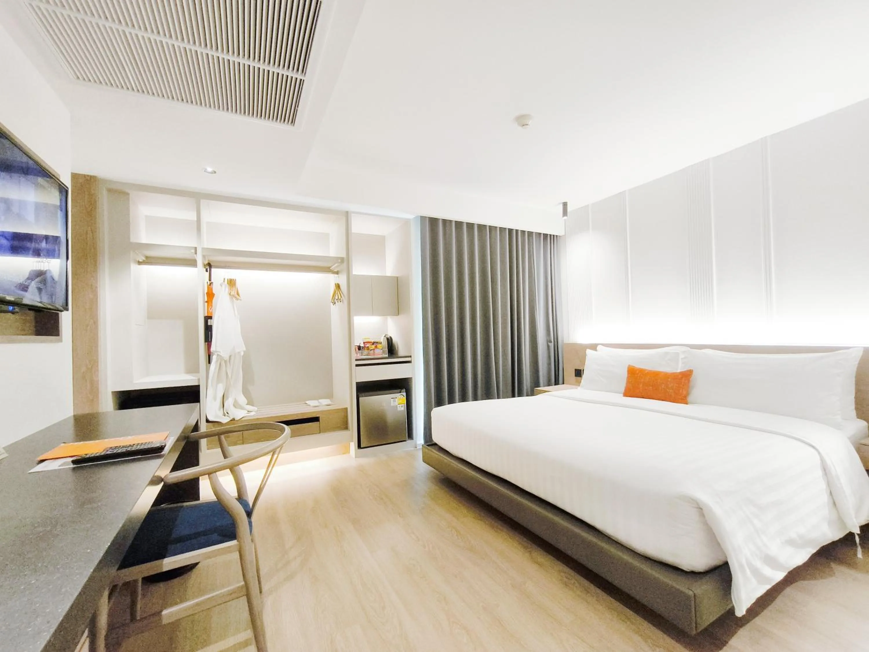  Premier Corner Room in Citrus Sukhumvit 13 Nana Bangkok by Compass Hospitality - Newly Renovated