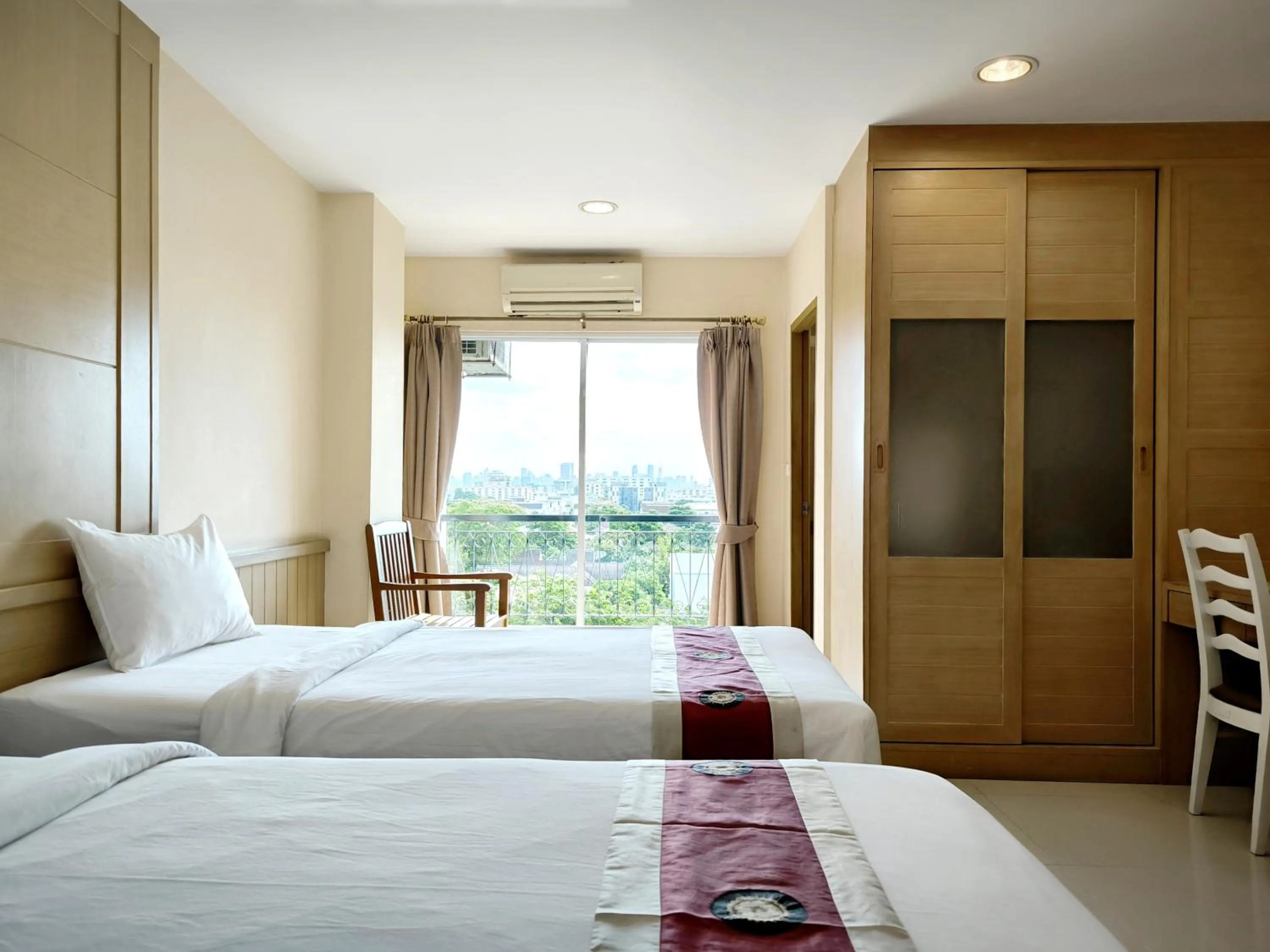 Deluxe Twin Room in Metro Point Bangkok