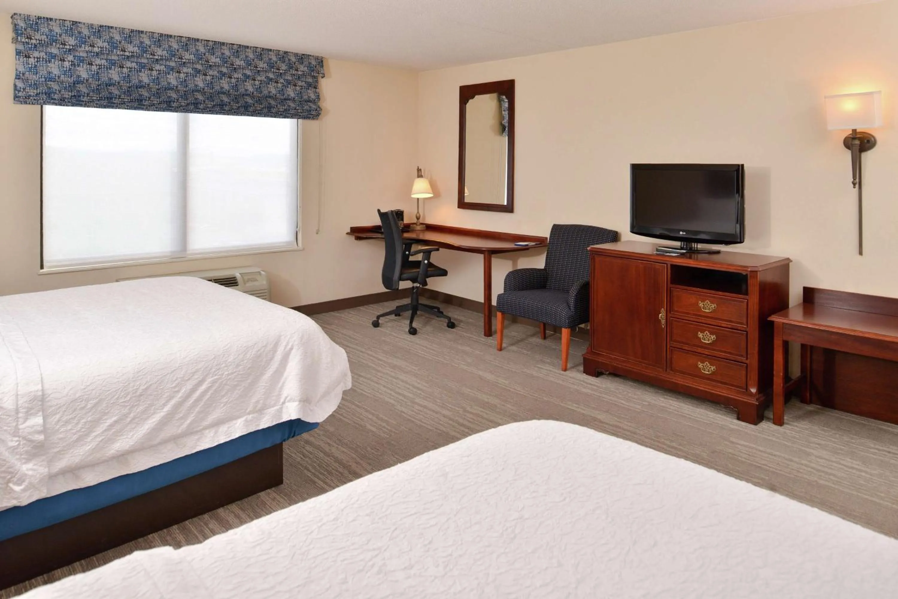 Queen Room with Two Queen Beds and Bath Tub - Mobility Access in Hampton Inn Harrisonburg South
