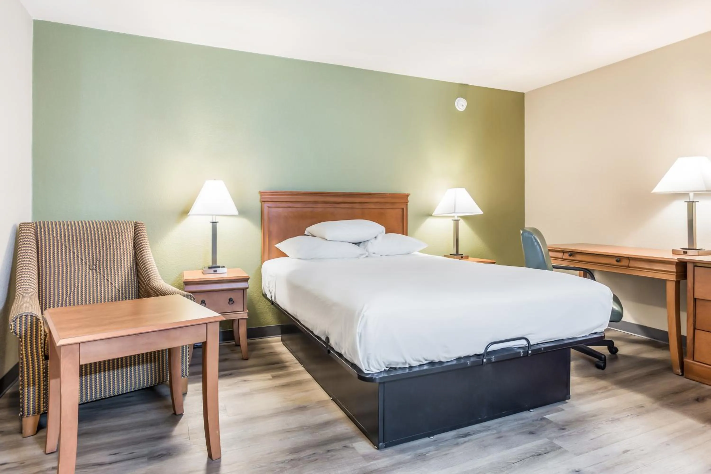 Queen Room - Non-Smoking in Americas Best Value Inn - Lebanon