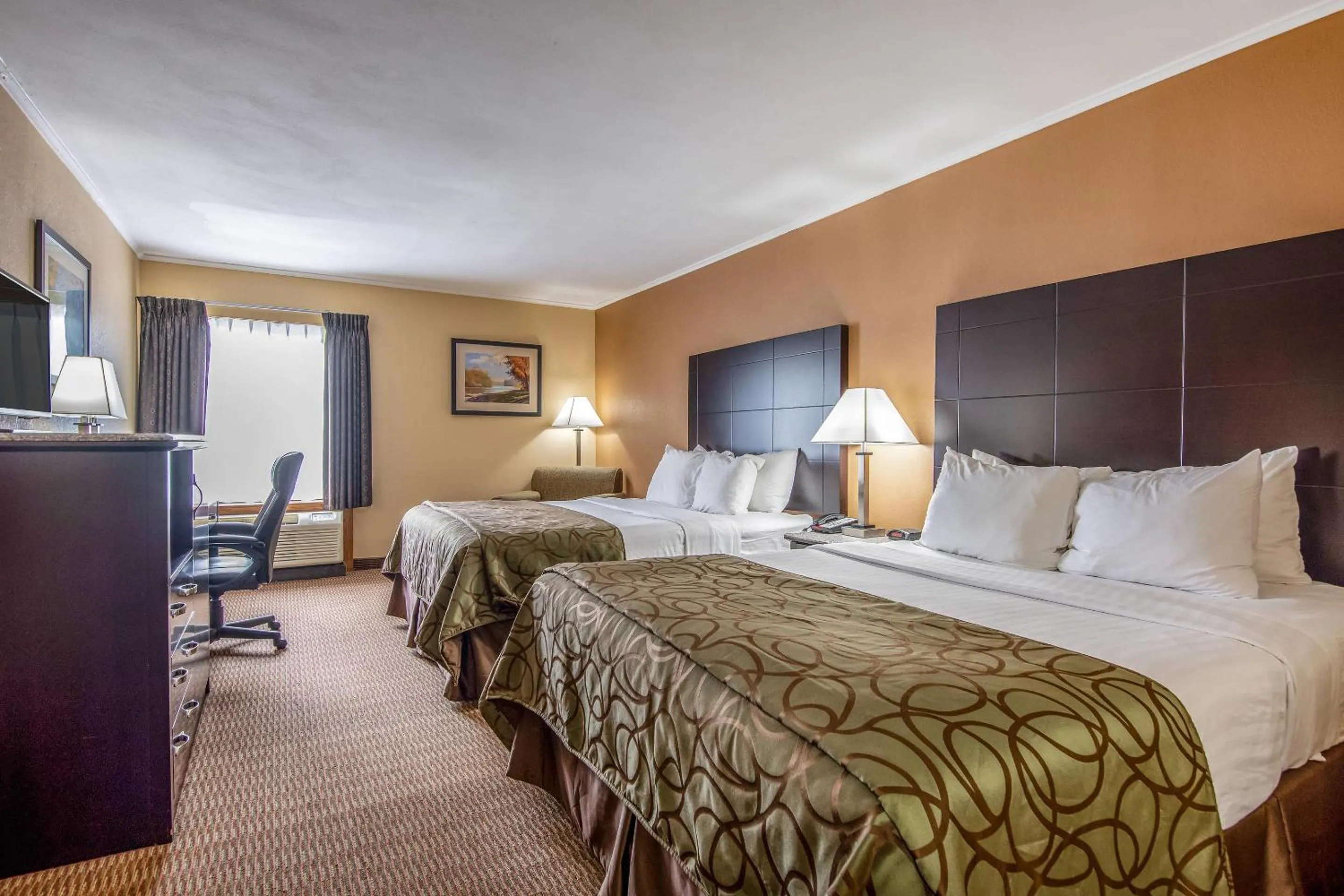 Queen Room with Two Queen Beds - Non-Smoking in Quality Inn Tully I-81
