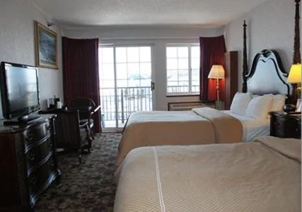 Queen Room with Two Queen Beds - Lake View in Crown Choice Inn & Suites Lakeview and Waterpark