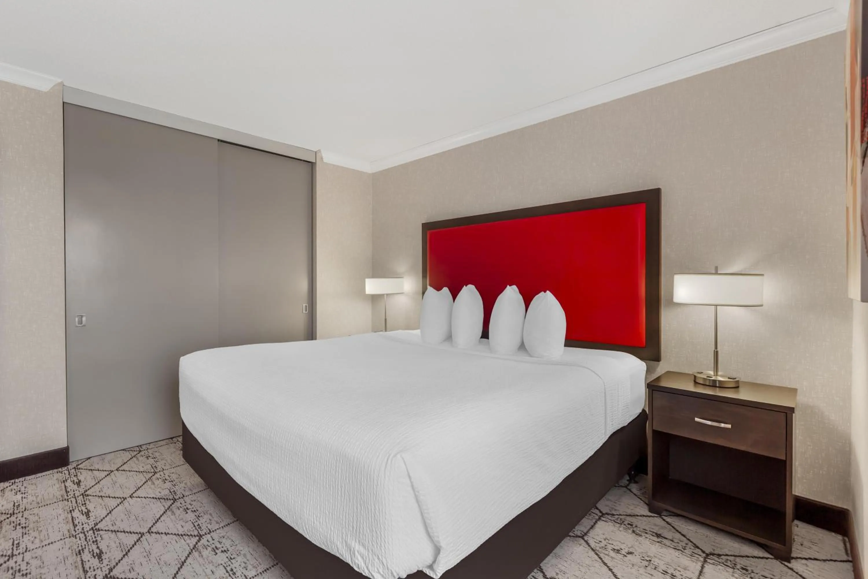 King Suite with Sofa Bed and Kitchen in Best Western Plus Rose City Suites