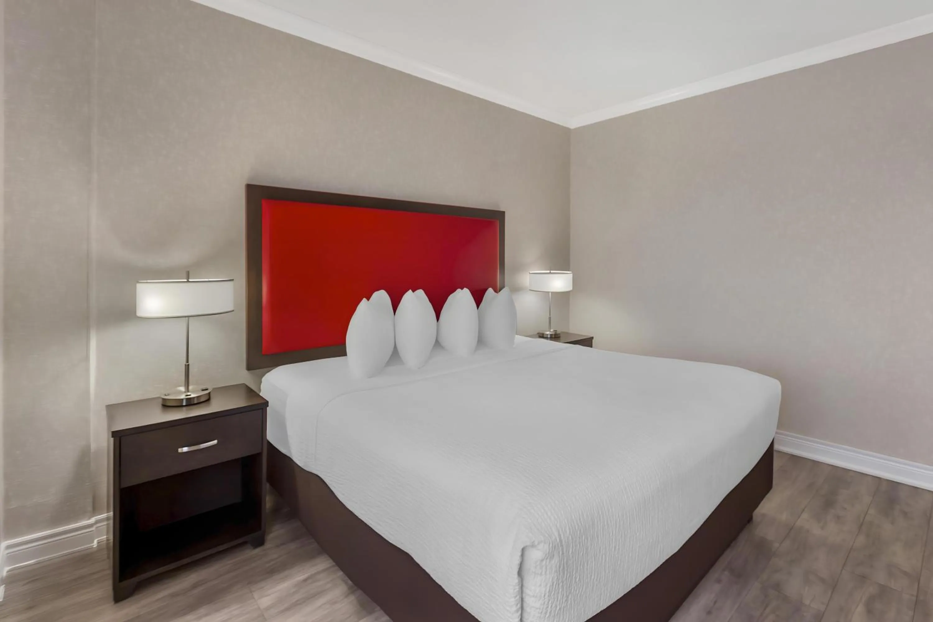 King Suite with Roll-In Shower and Sofa Bed - Disability/Non-Smoking in Best Western Plus Rose City Suites