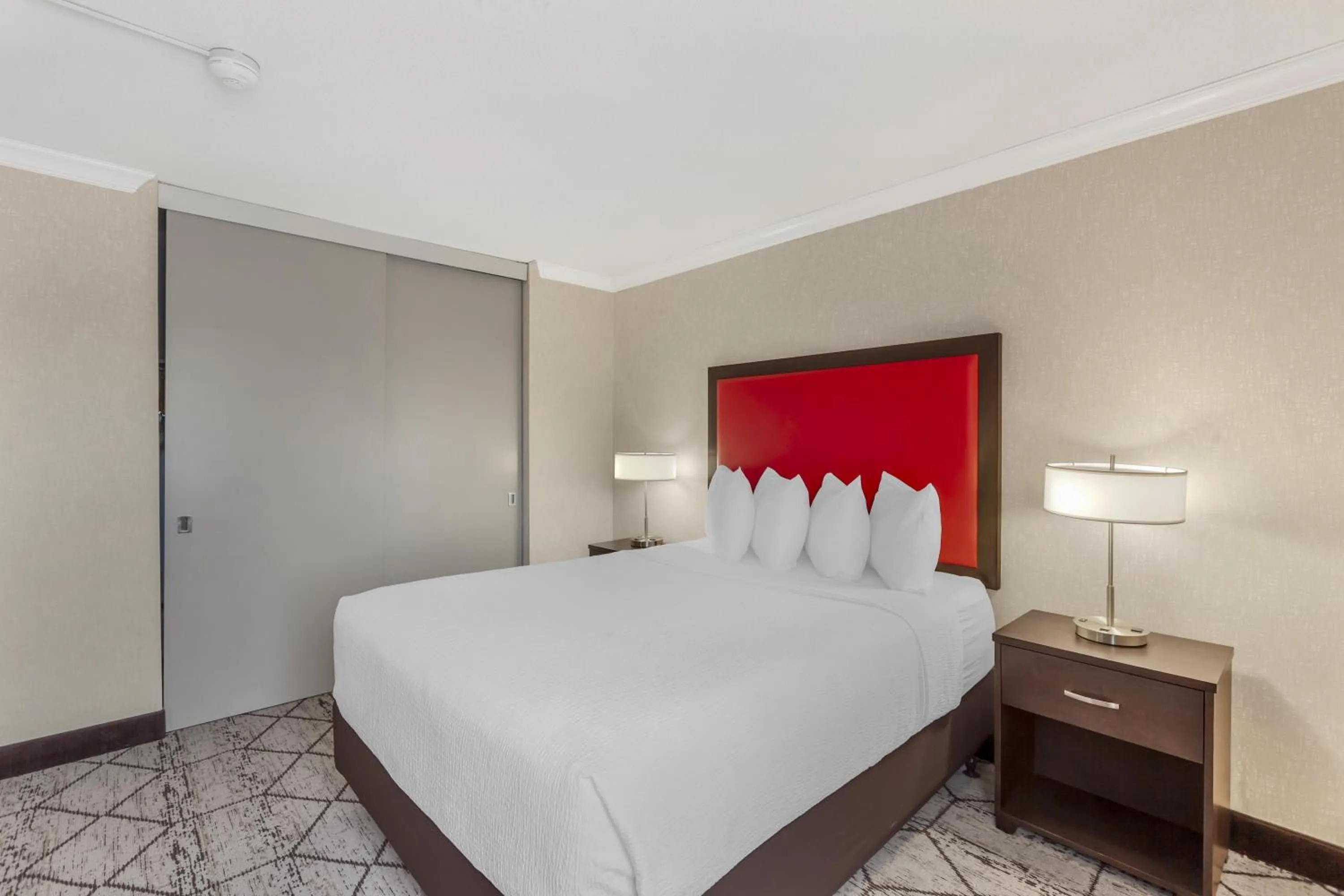 Queen Suite with Kitchen - Non-Smoking in Best Western Plus Rose City Suites