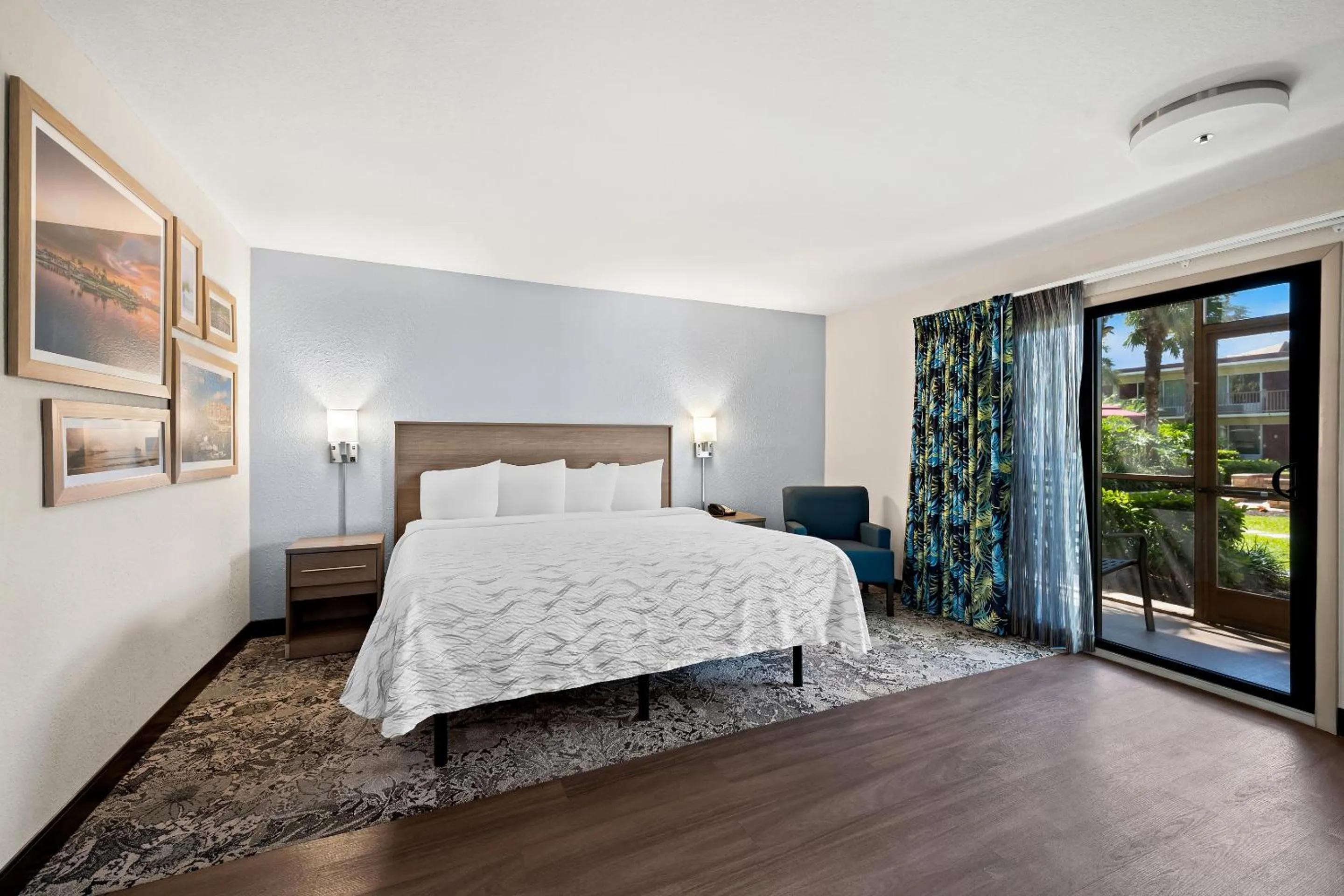 Suite King with Kitchen Poolside Smoke Free in Red Roof Inn PLUS+ & Suites Naples Downtown-5th Ave S