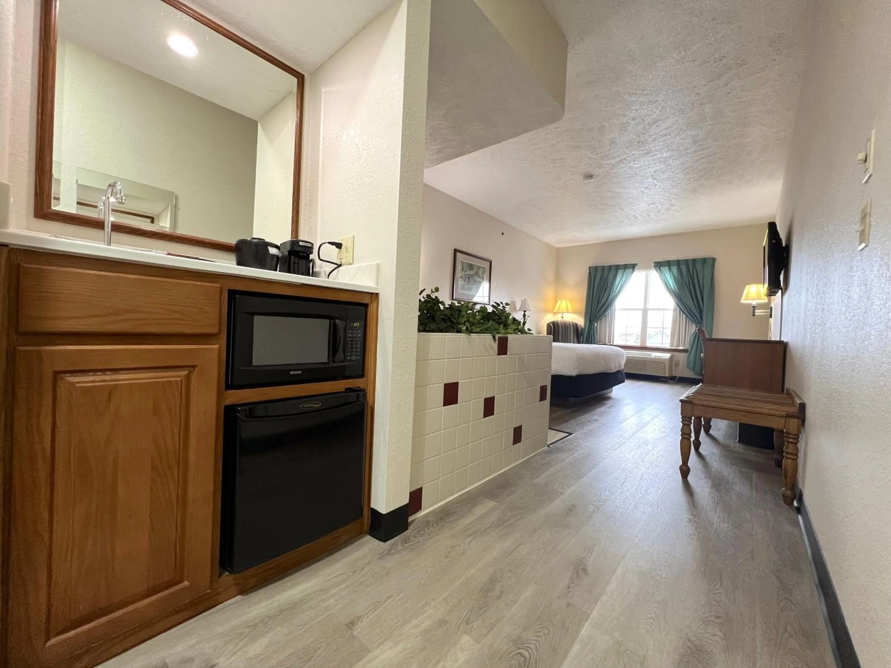 King Room with Whirlpool in Van Buren Hotel