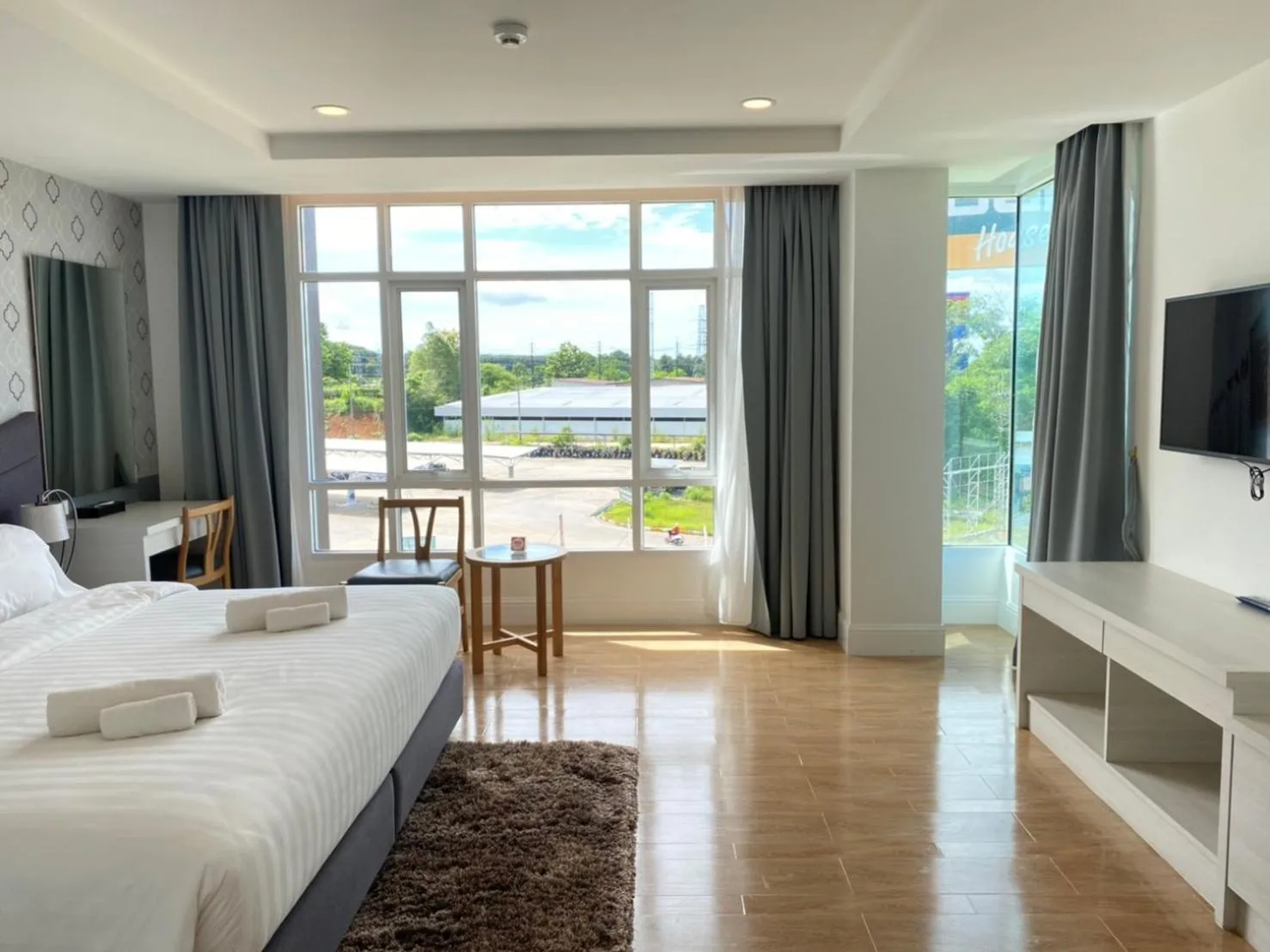 Deluxe King Room in Avada Hotel