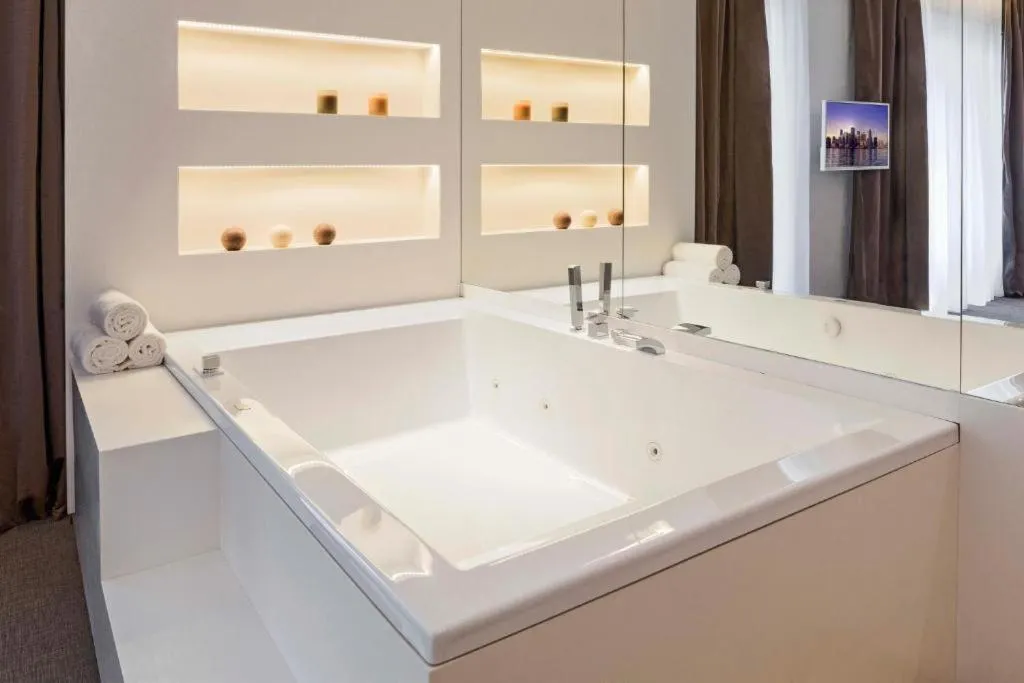 King Room with Spa Bath in Dilman Luxury Stay