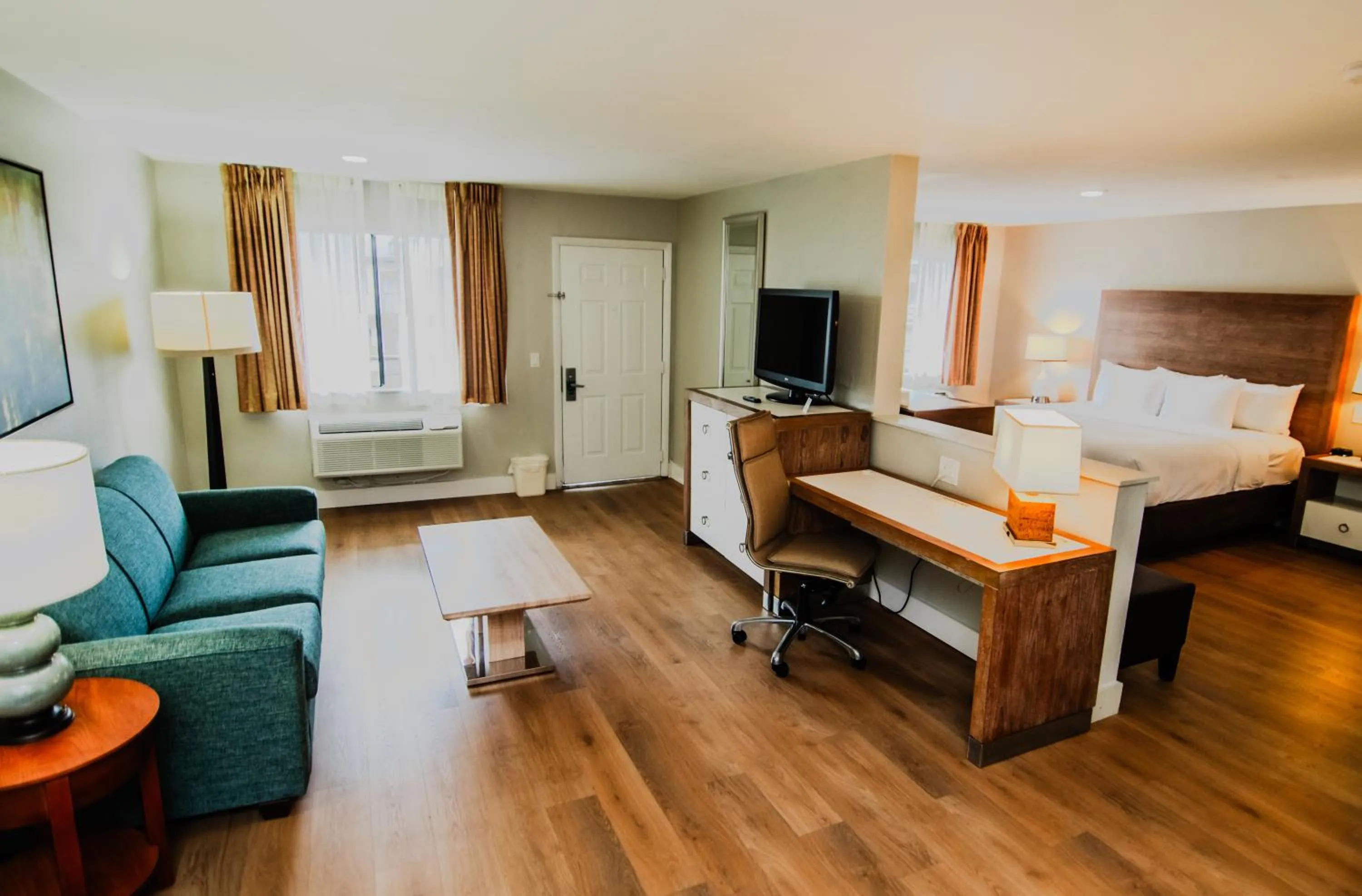 One King Bed Suite with Sofa Bed Non Smoking in Quality Inn & Suites By the Parks