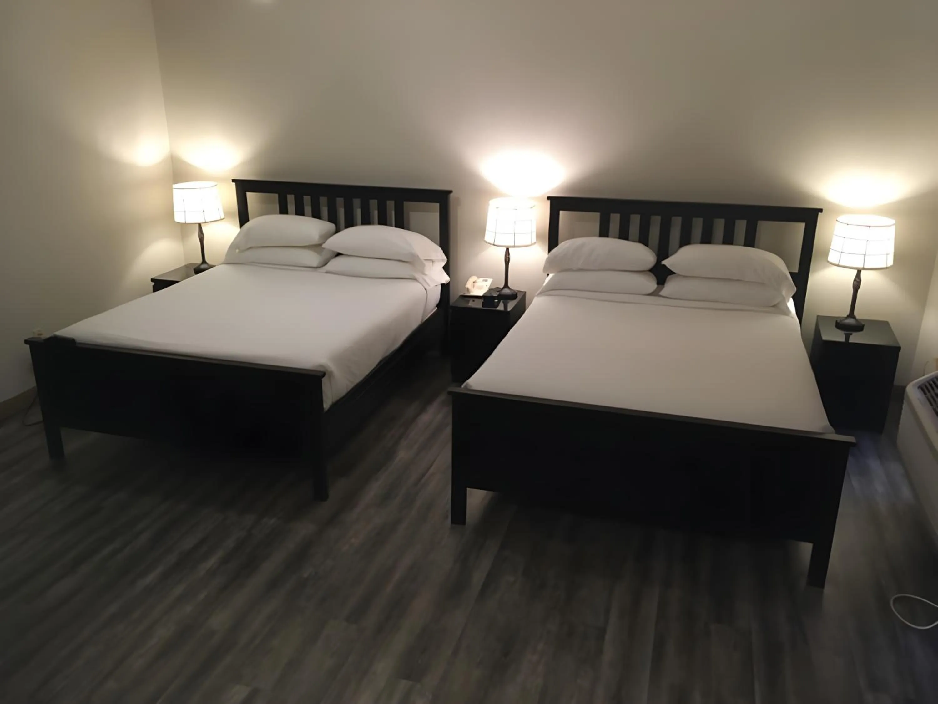 Queen Room - Disability Access in Boulder Twin Lakes Inn