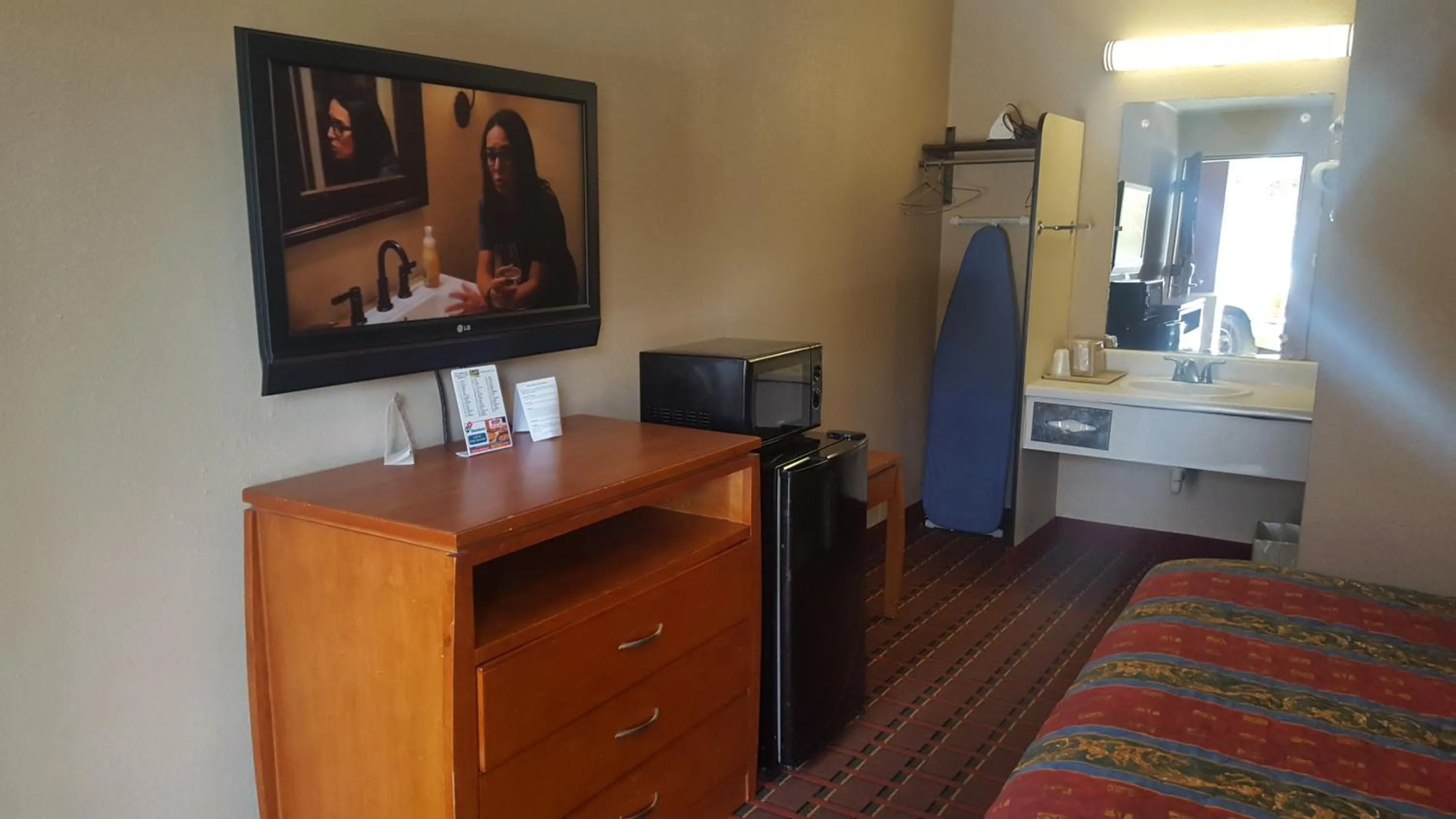 Queen Room - single occupancy - Smoking in Scottish Inn Knoxville