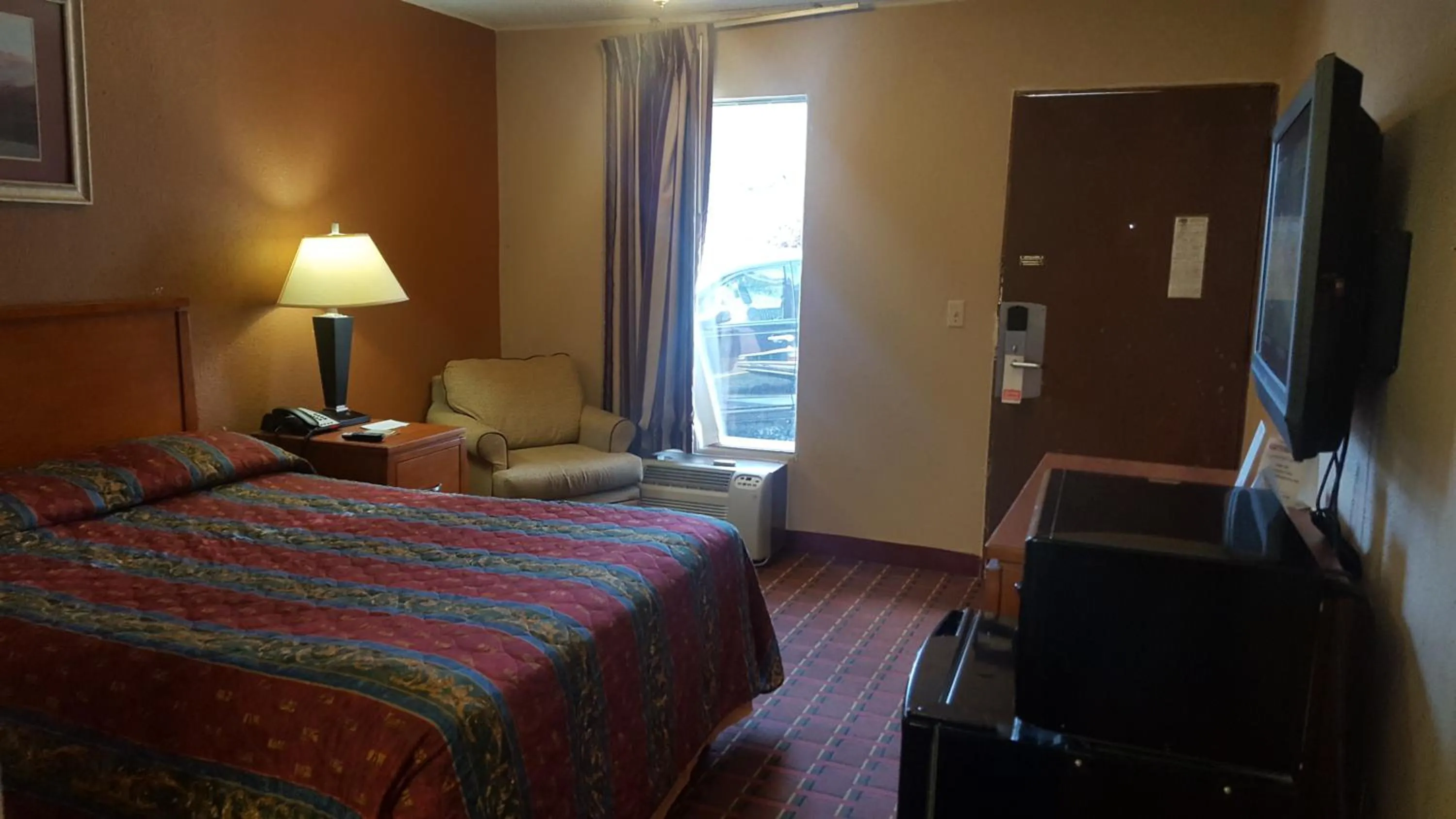 Queen Room - single occupancy - Non-Smoking in Scottish Inn Knoxville