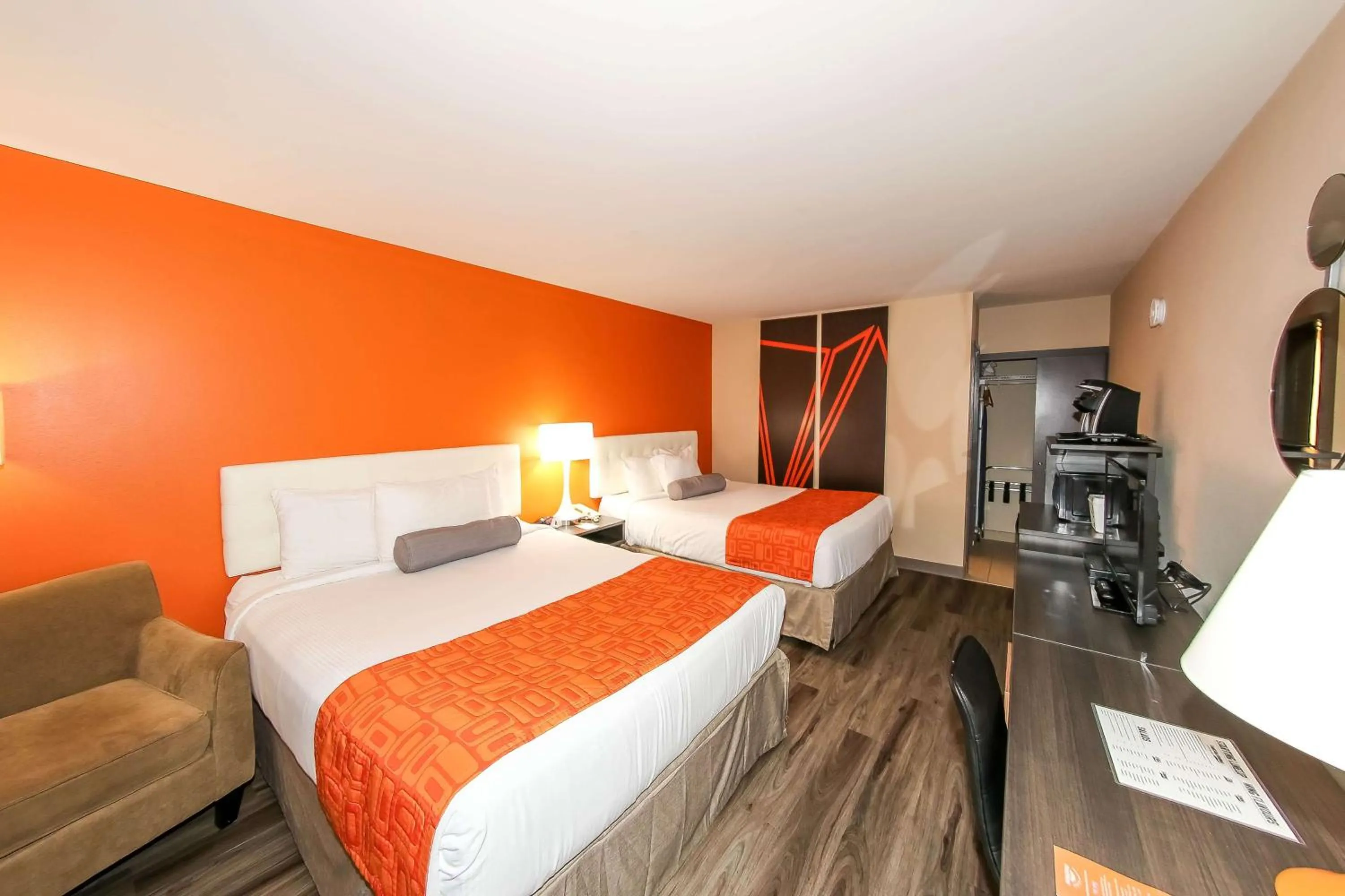 Queen Room with Two Queen Beds - Ground Floor/Non-Smoking/Outdoor Private Entrance in Howard Johnson by Wyndham Winnipeg West