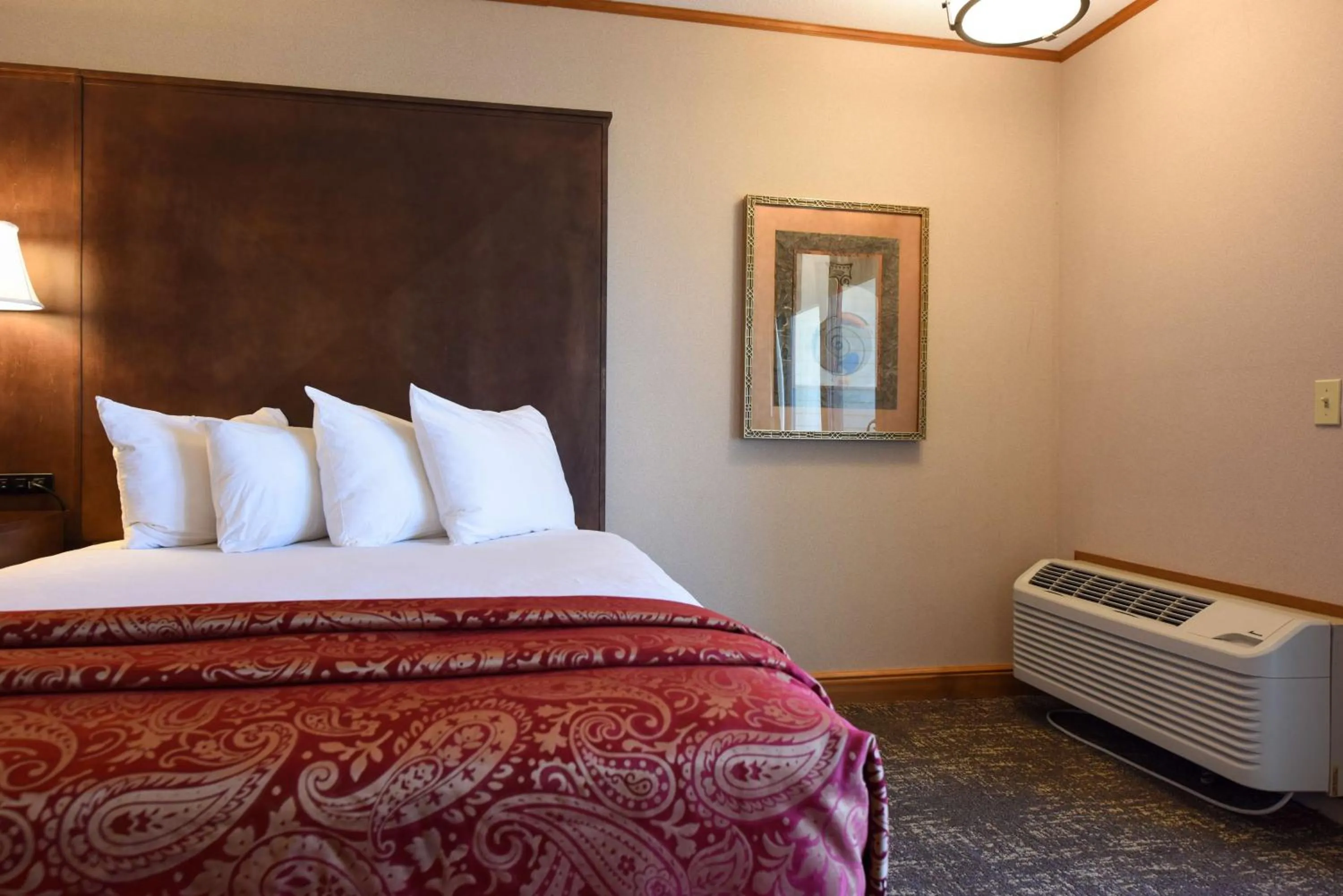 King Room with Sofa Bed - Lake View in Best Western Plus Dockside Waterfront Inn