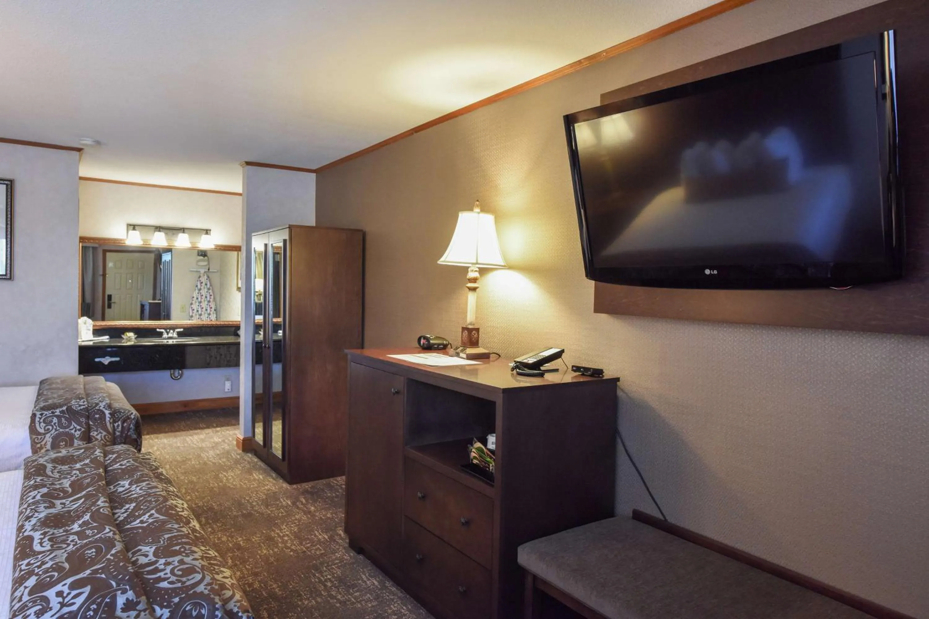 Queen Room with Two Queen Beds - Lake View in Best Western Plus Dockside Waterfront Inn