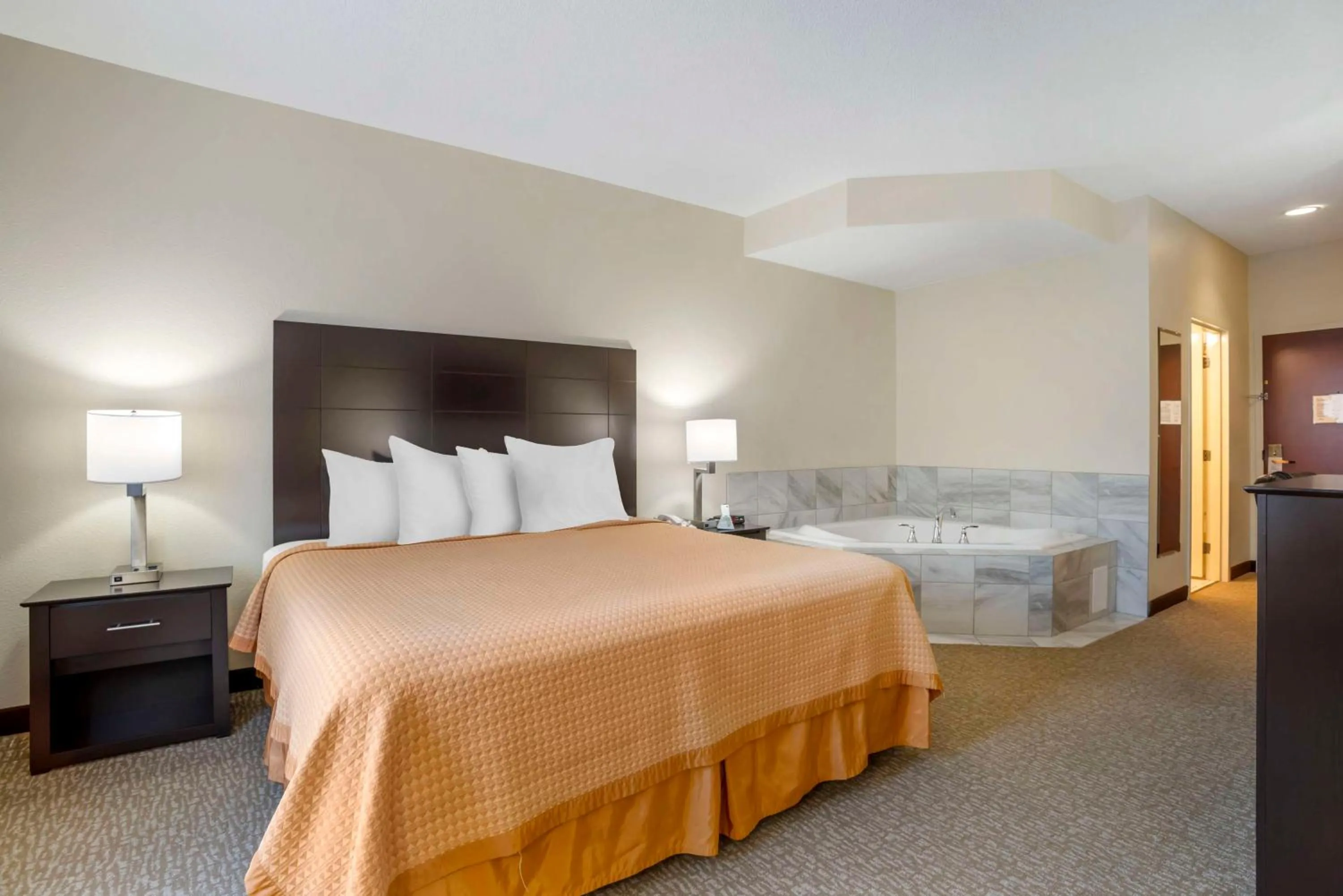 King Suite with Sofa Bed and Spa Bath - Non-Smoking in Best Western Carowinds