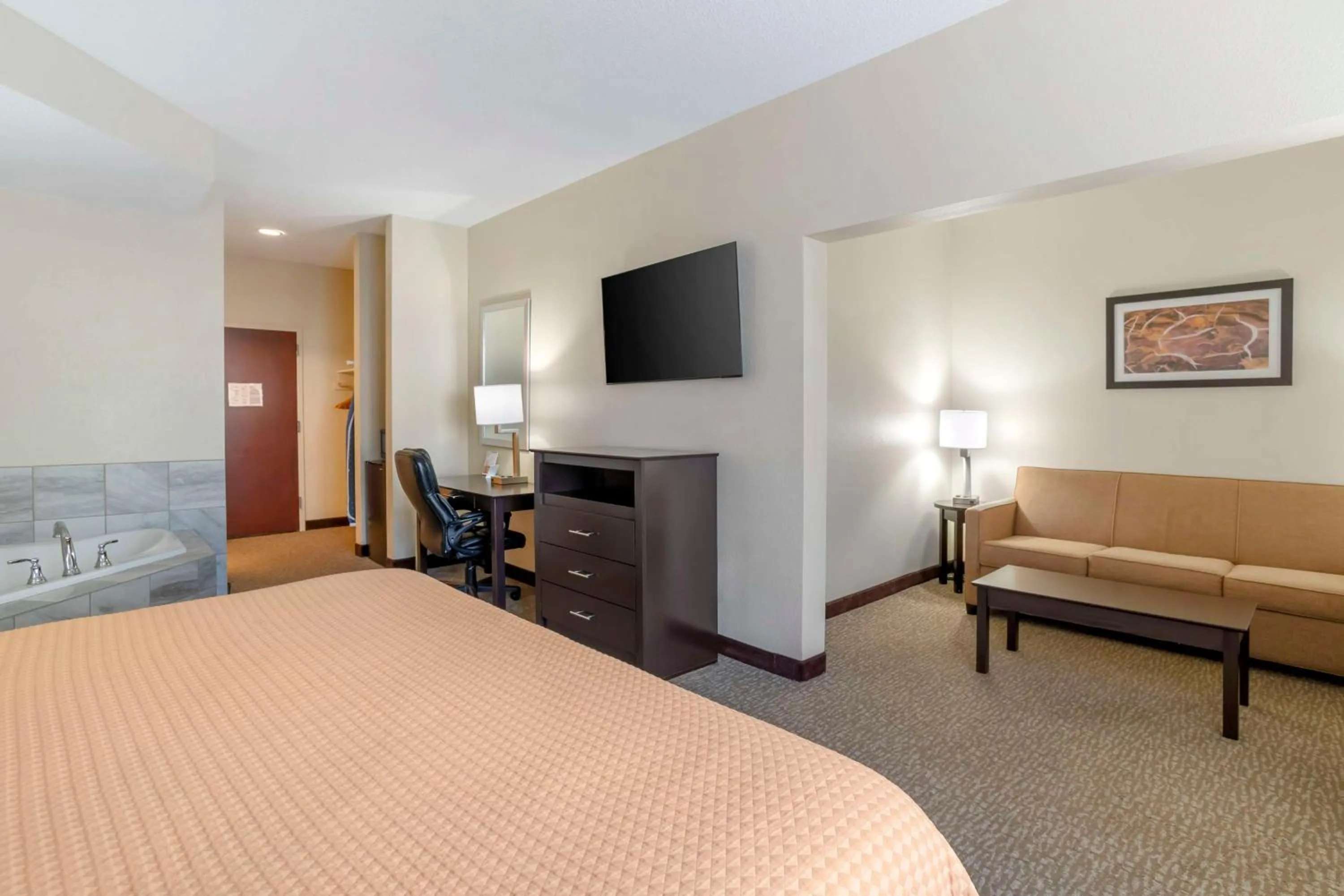 King Suite with Sofa Bed and Spa Bath - Non-Smoking in Best Western Carowinds