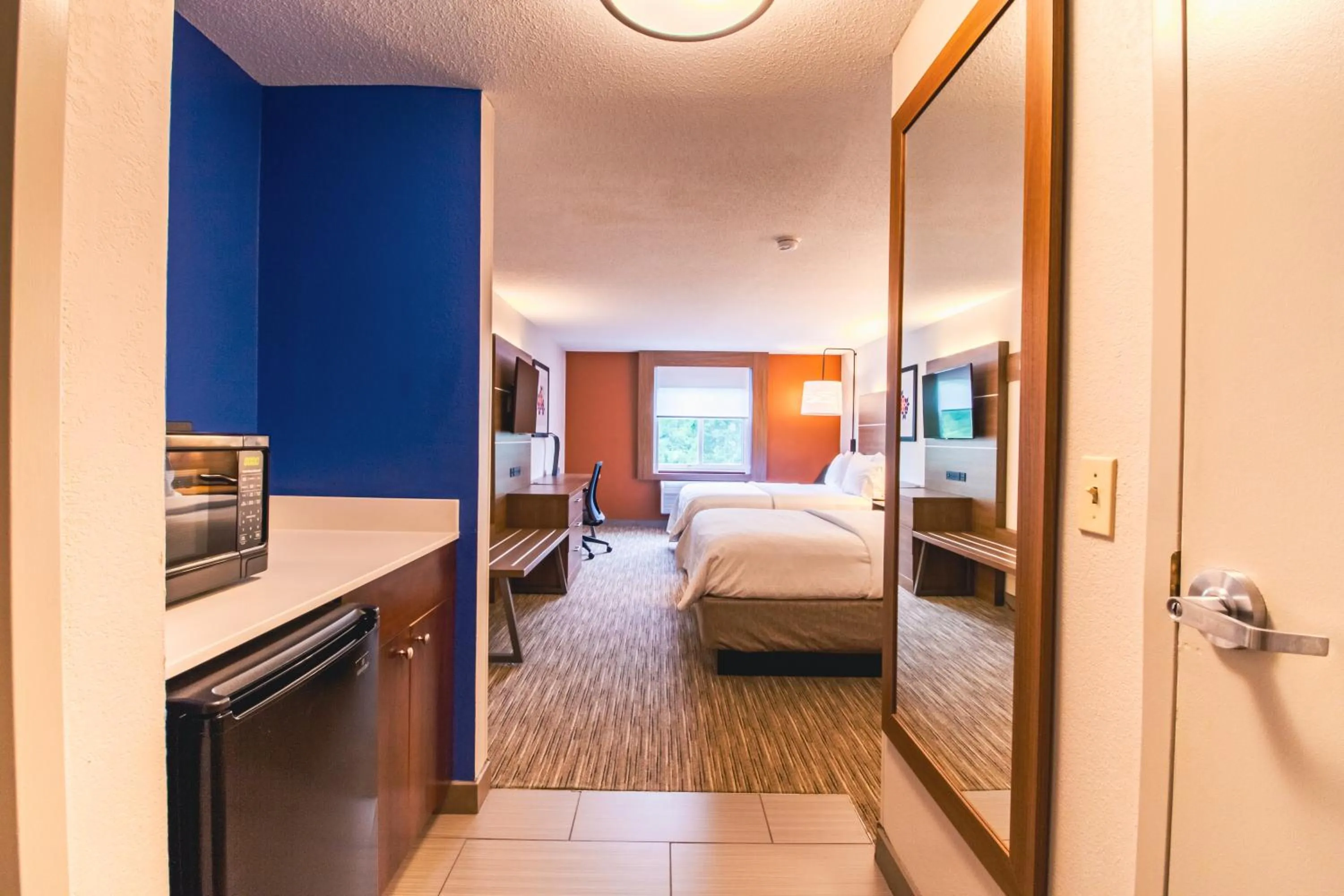 Standard Queen Room with Two Queen Beds in Holiday Inn Express & Suites - Lincoln East - White Mountains by IHG