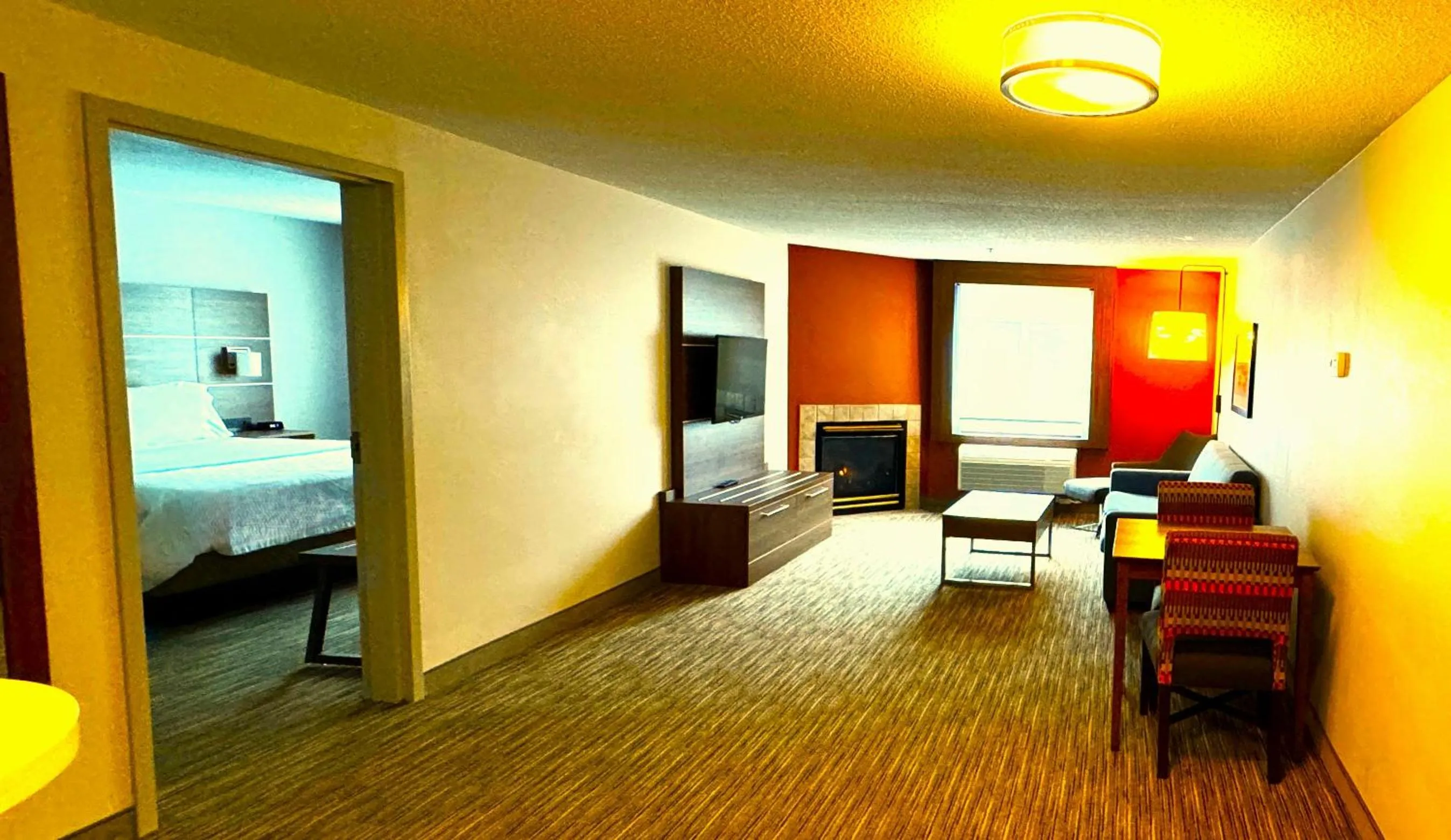 King Suite with Spa Bath - Non-Smoking in Holiday Inn Express & Suites - Lincoln East - White Mountains by IHG