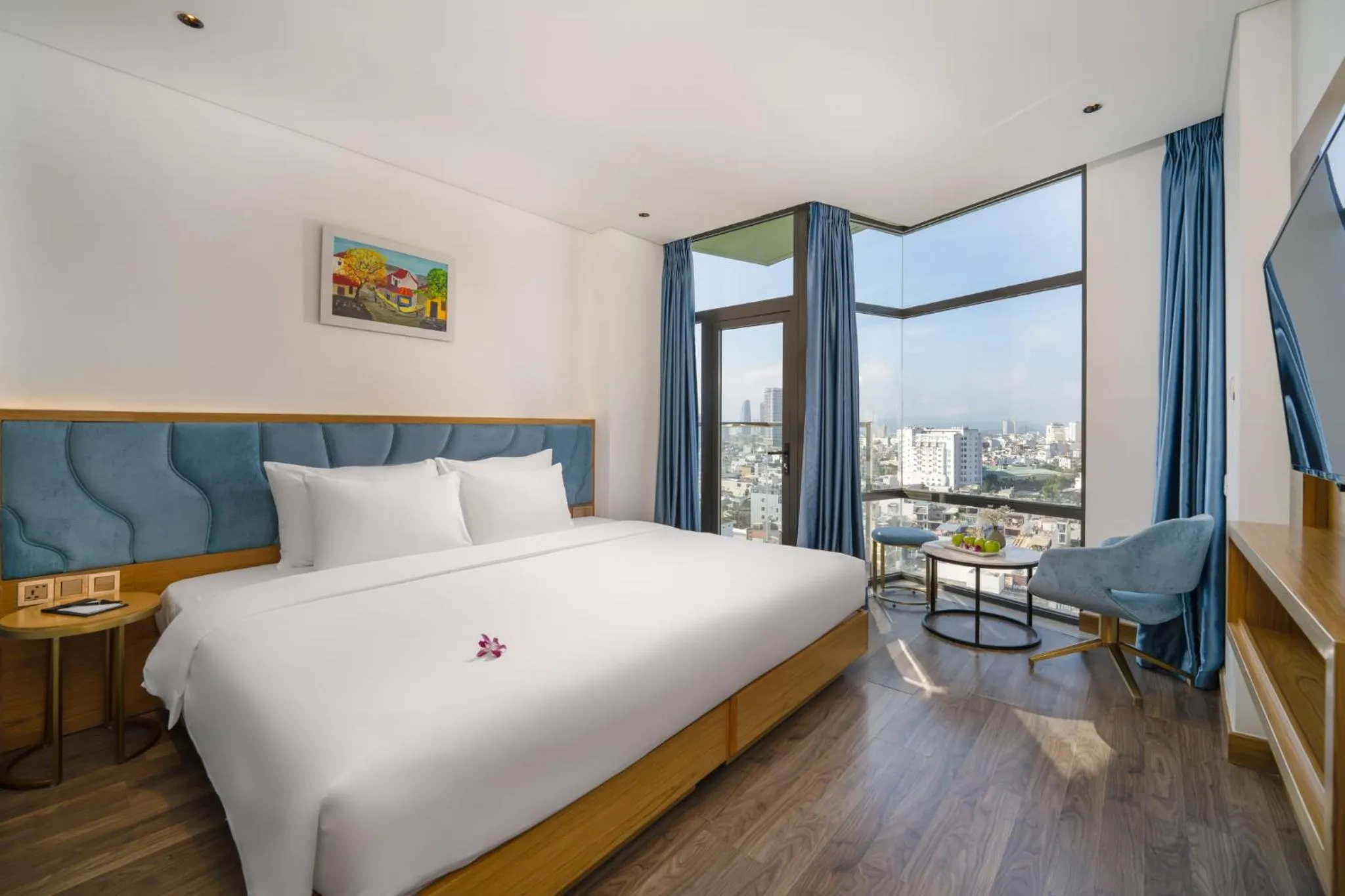 Premier Deluxe Double Room with Balcony and Bath Tub in San Marino Boutique Danang - 10 mins to Dragon Bridge & 15 mins to My Khe Beach