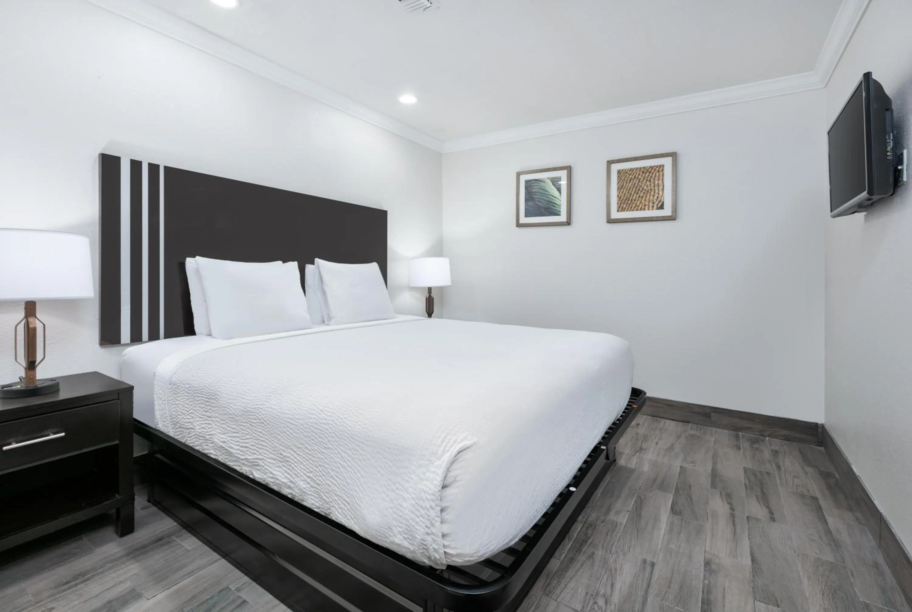 Poolside King Suite - Interior Suite/Non-Smoking in Ramada by Wyndham Diamondhead I-10 Gulfport