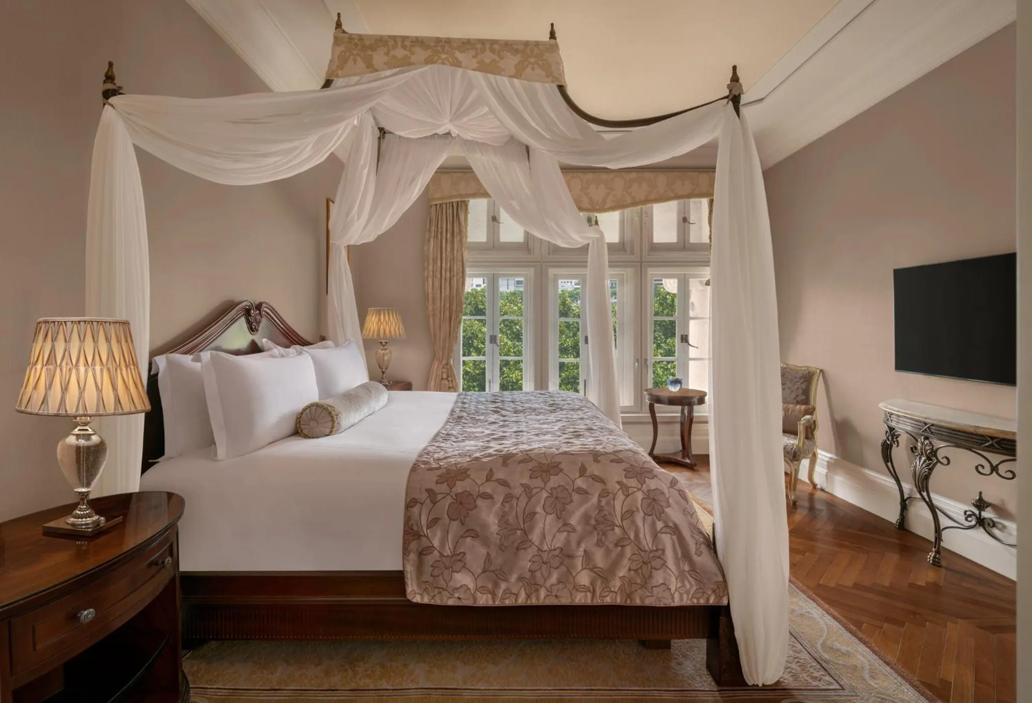 Heritage Suite with River View in Waldorf Astoria Shanghai on the Bund