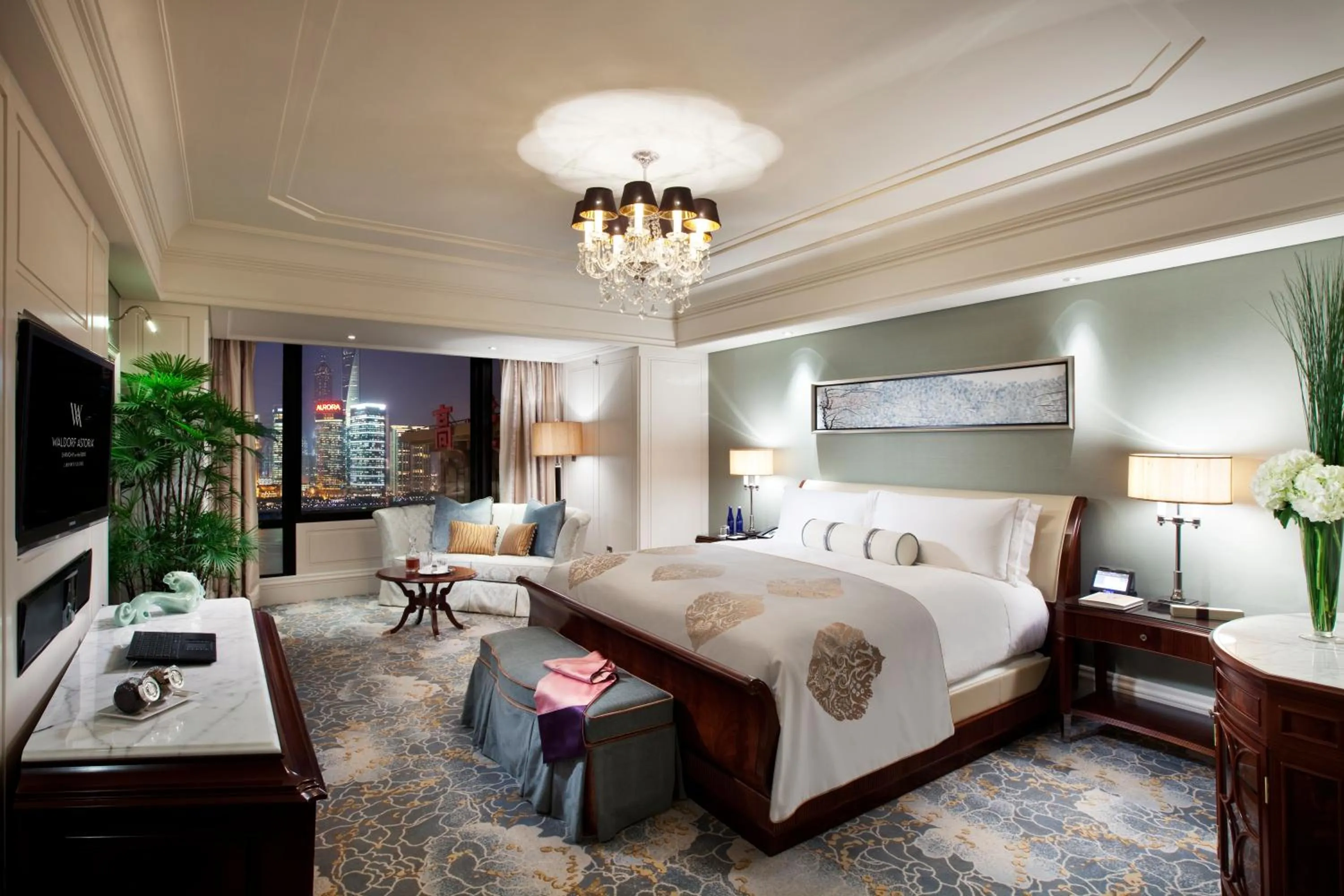 Luxury King Suite with Panoramic River View in Waldorf Astoria Shanghai on the Bund