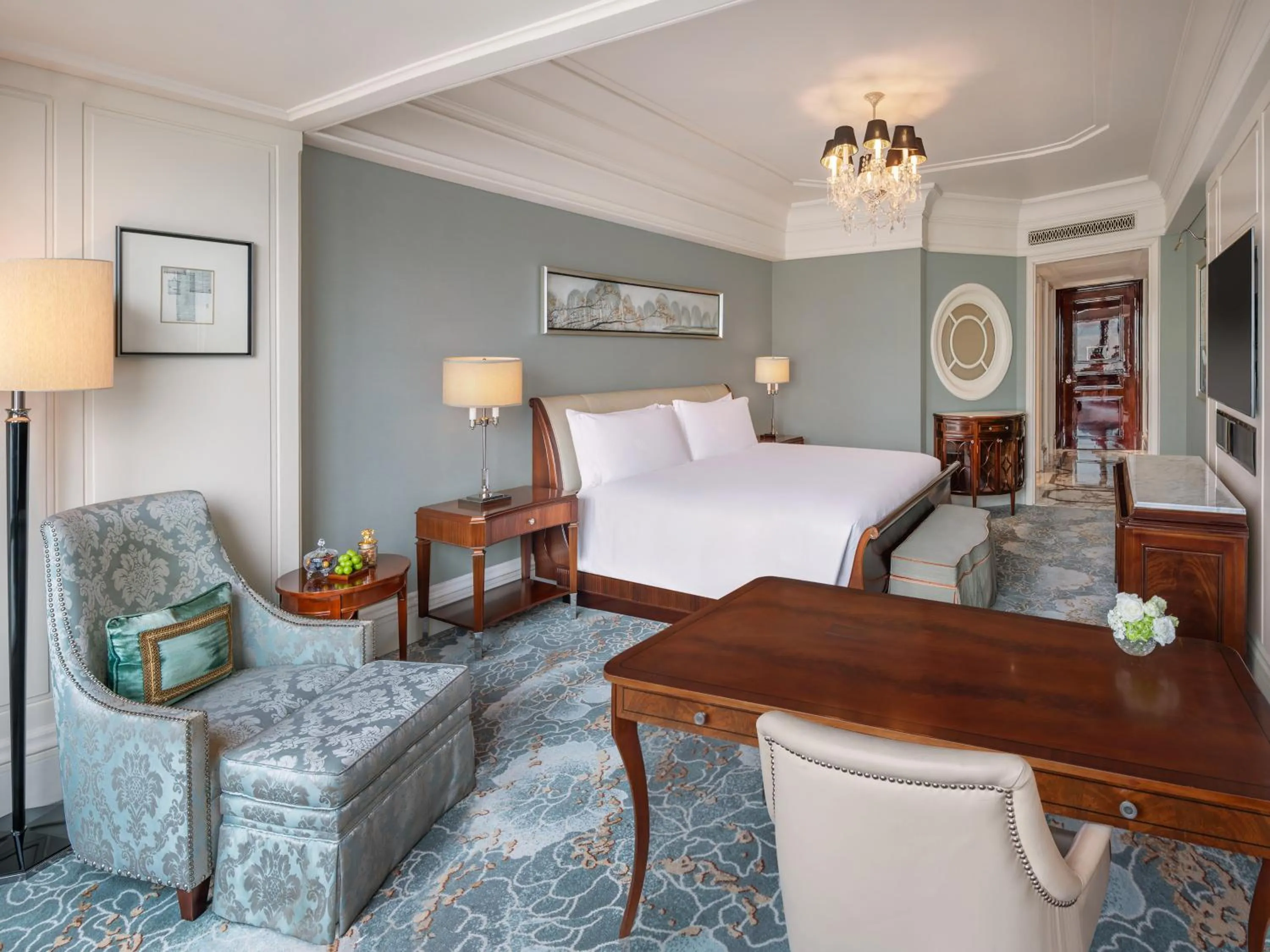 Deluxe King Room with City View in Waldorf Astoria Shanghai on the Bund