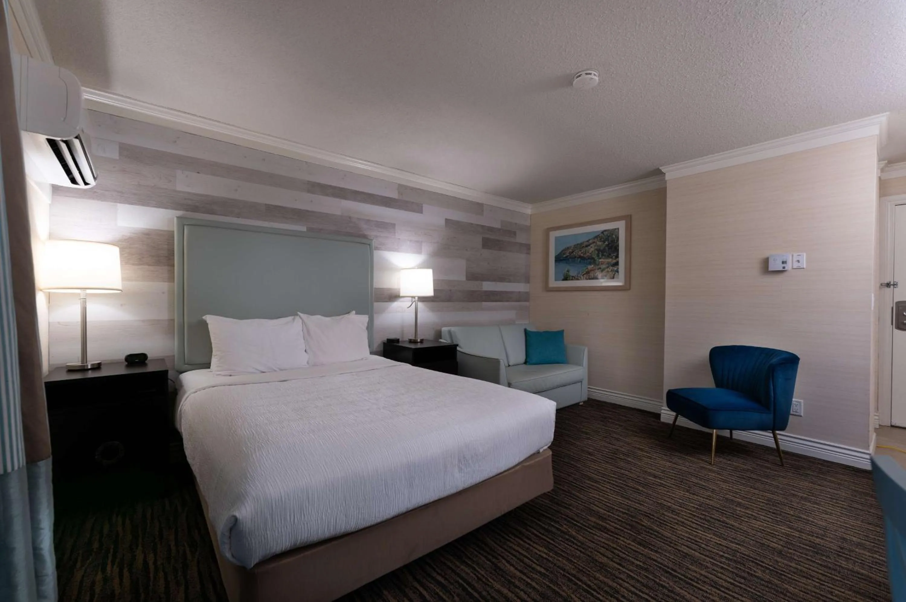 Queen Room with Balcony - Pet Friendly in Prestige Beach House, WorldHotels Crafted