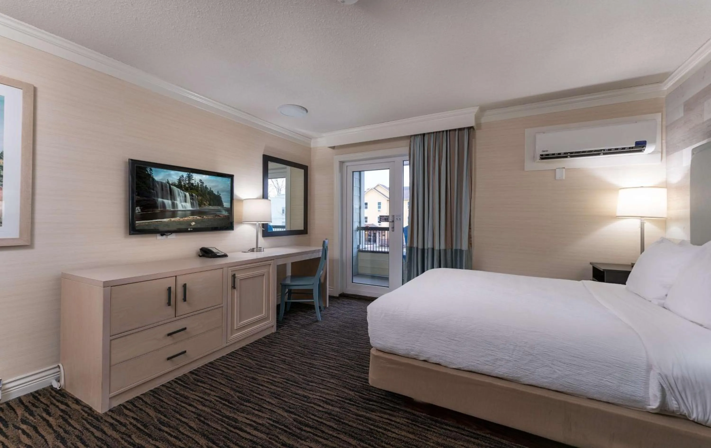 Queen Room with Roll-In Shower - Disability Access in Prestige Beach House, WorldHotels Crafted