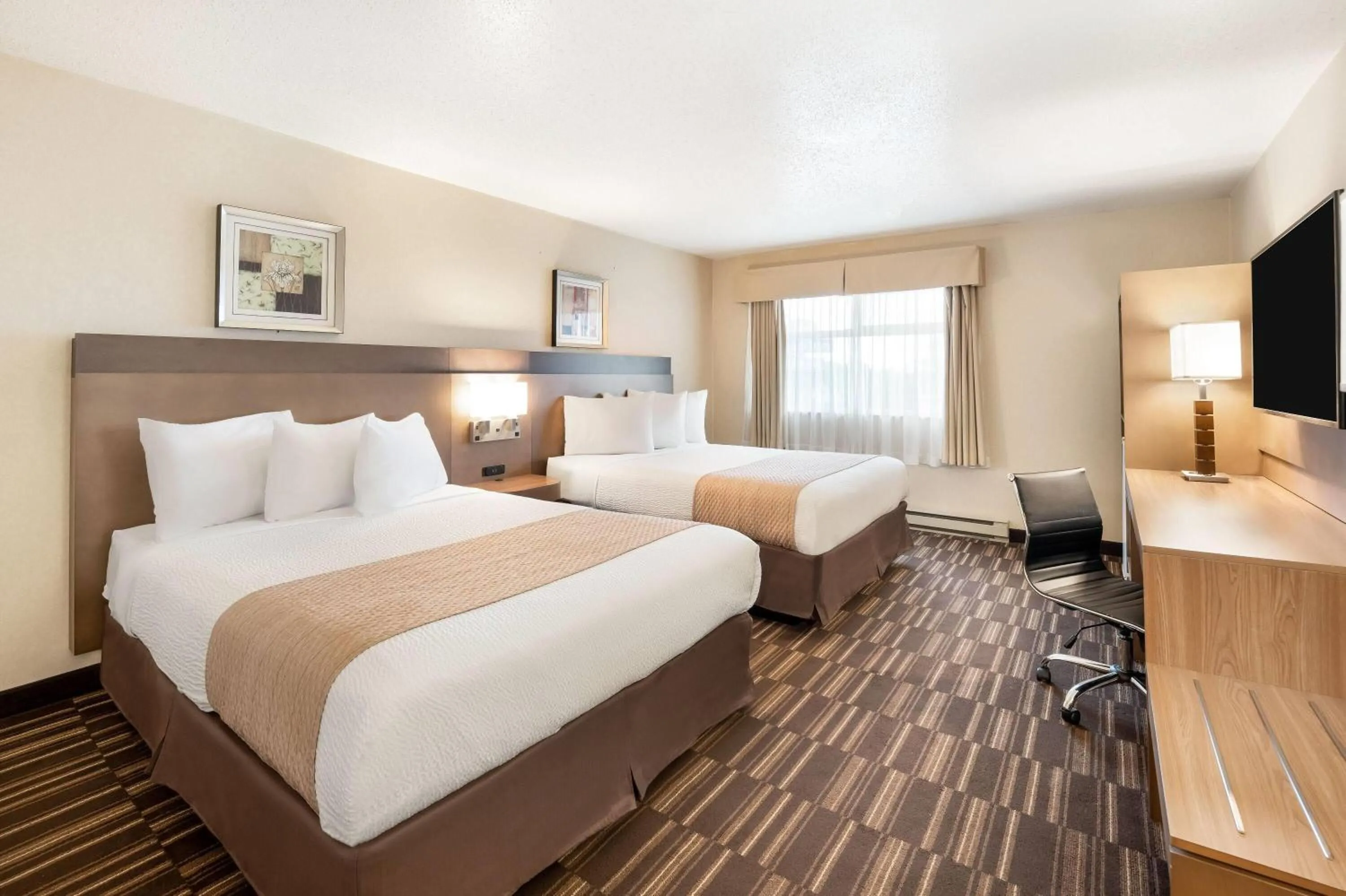 Deluxe Queen Room with Two Queen Beds (Lobby Level)  in Days Inn by Wyndham Nanaimo