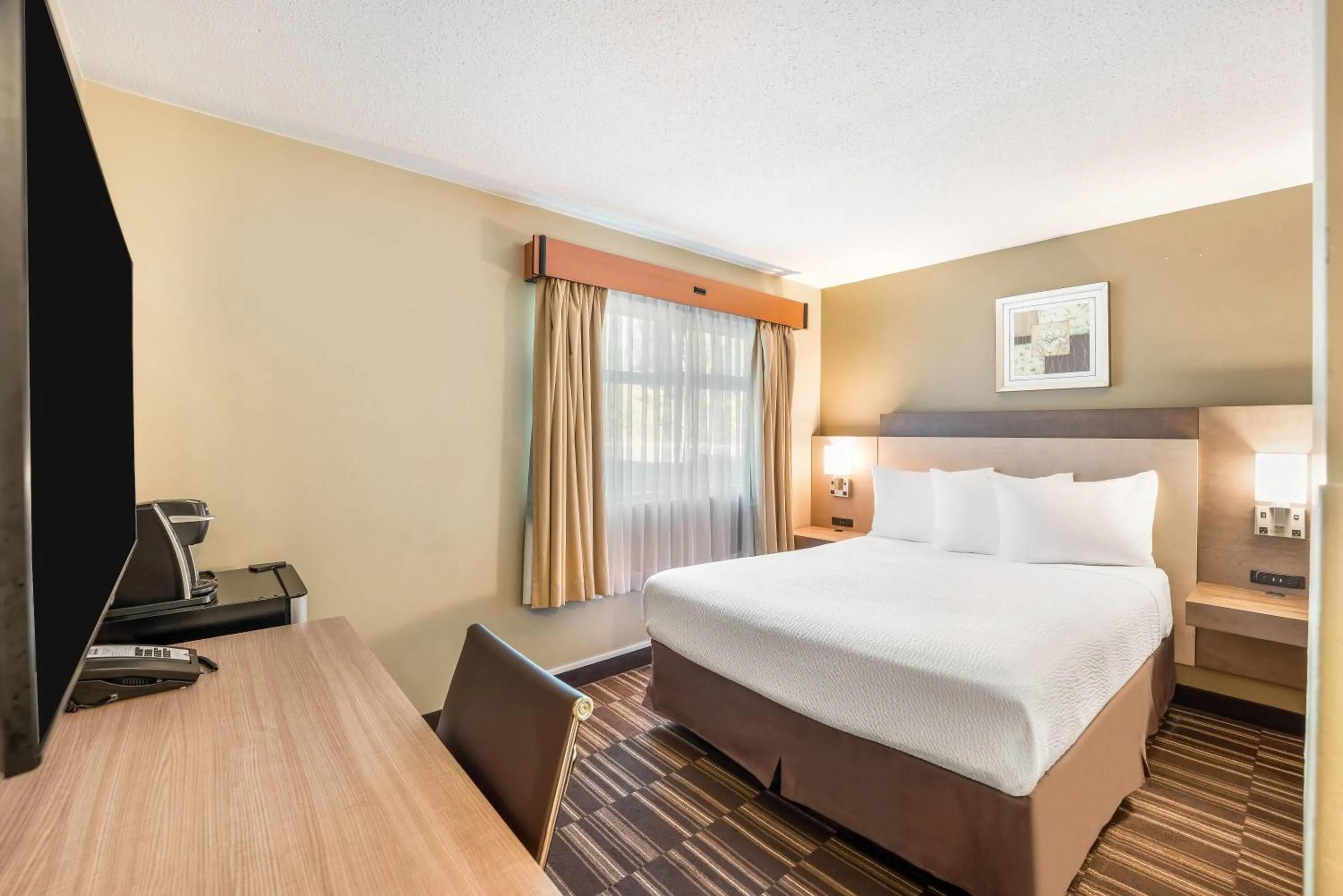 Queen Room with Bunk Bed (Pool Level) in Days Inn by Wyndham Nanaimo