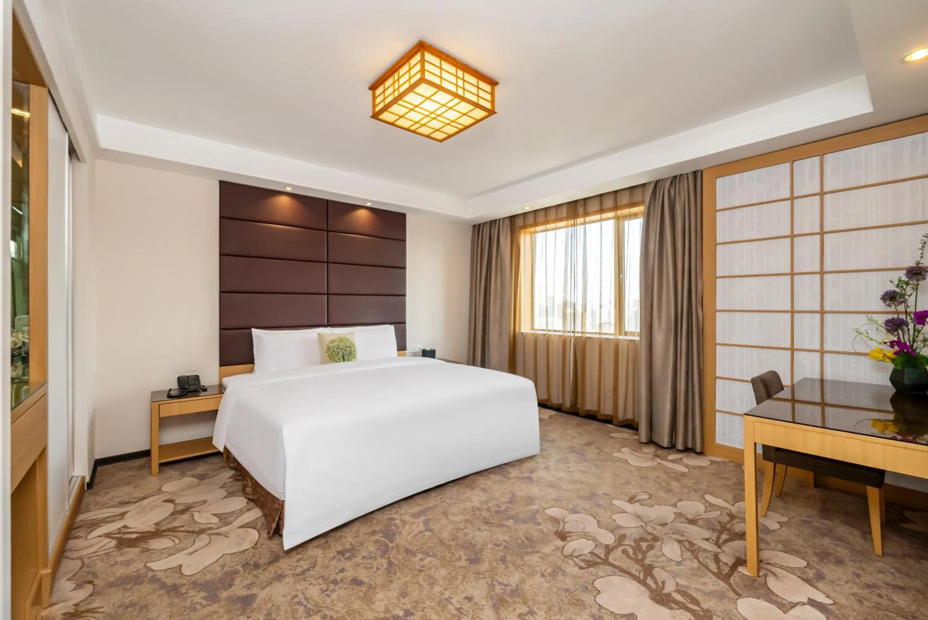 Deluxe King Room in GuangDong Hotel Shanghai - Free Self-service Laundry