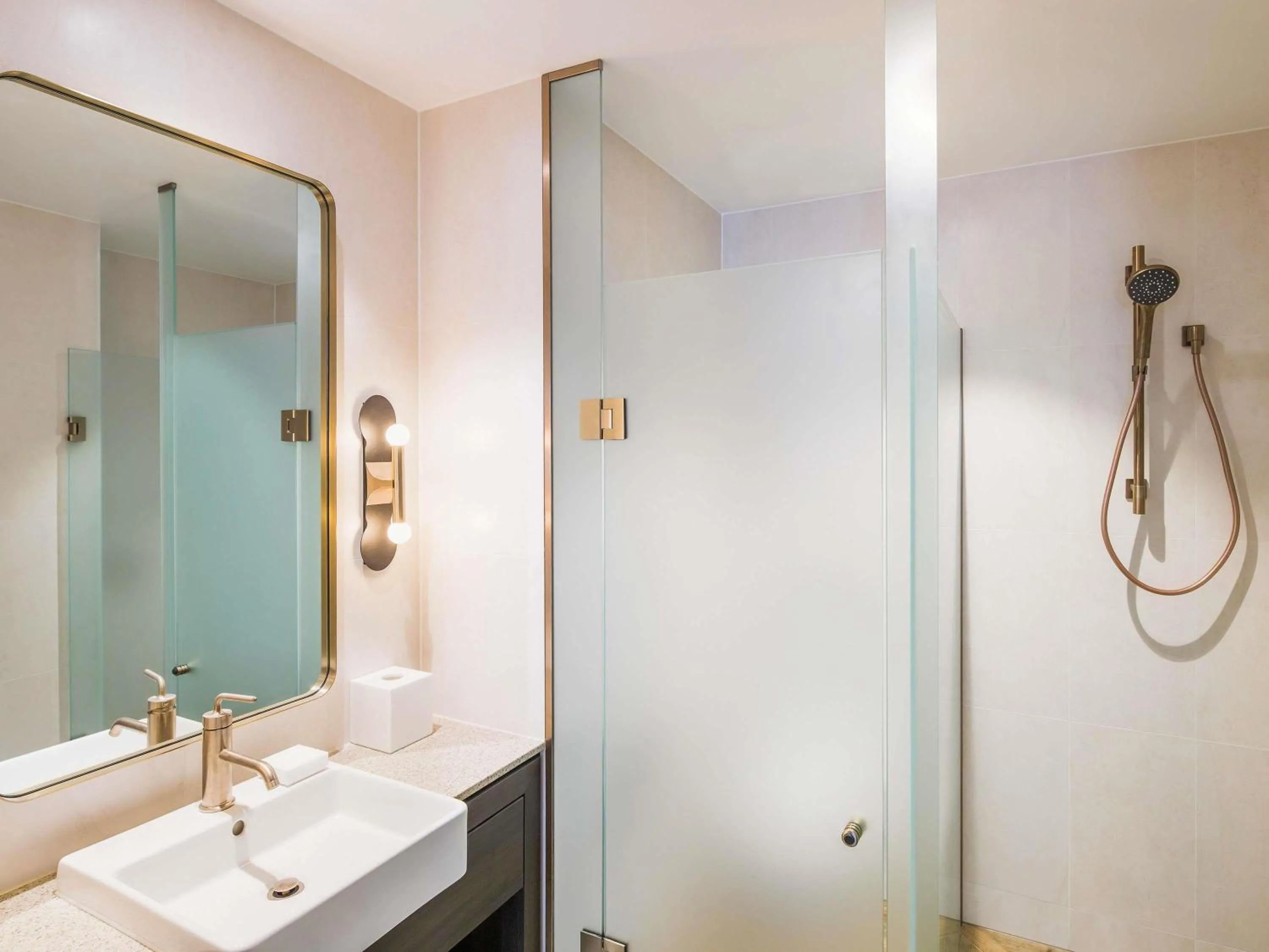 Deluxe King Room in The William Inglis Mgallery