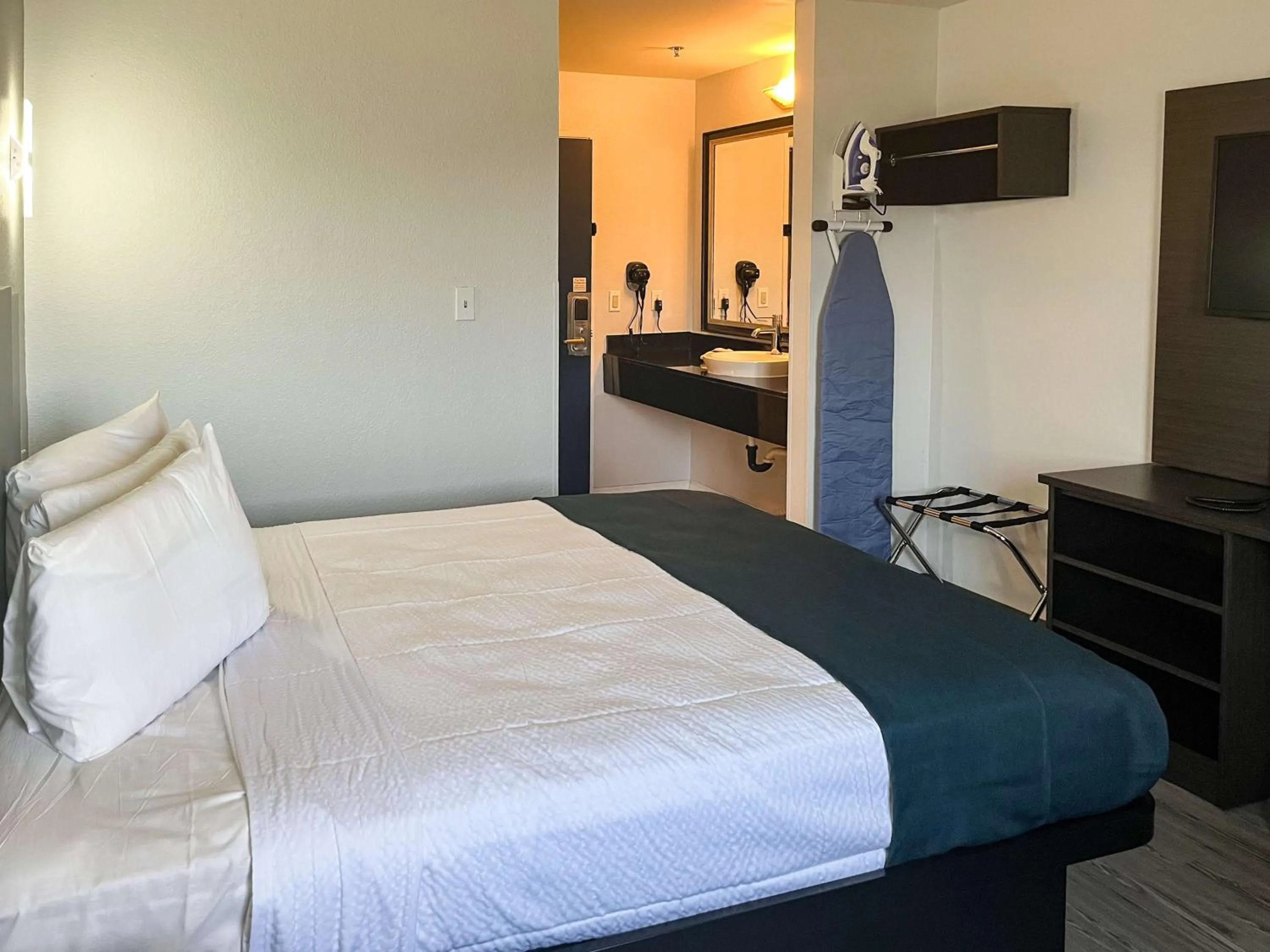 Queen Room - Non-Smoking in Studio 6 Suites Delano, CA