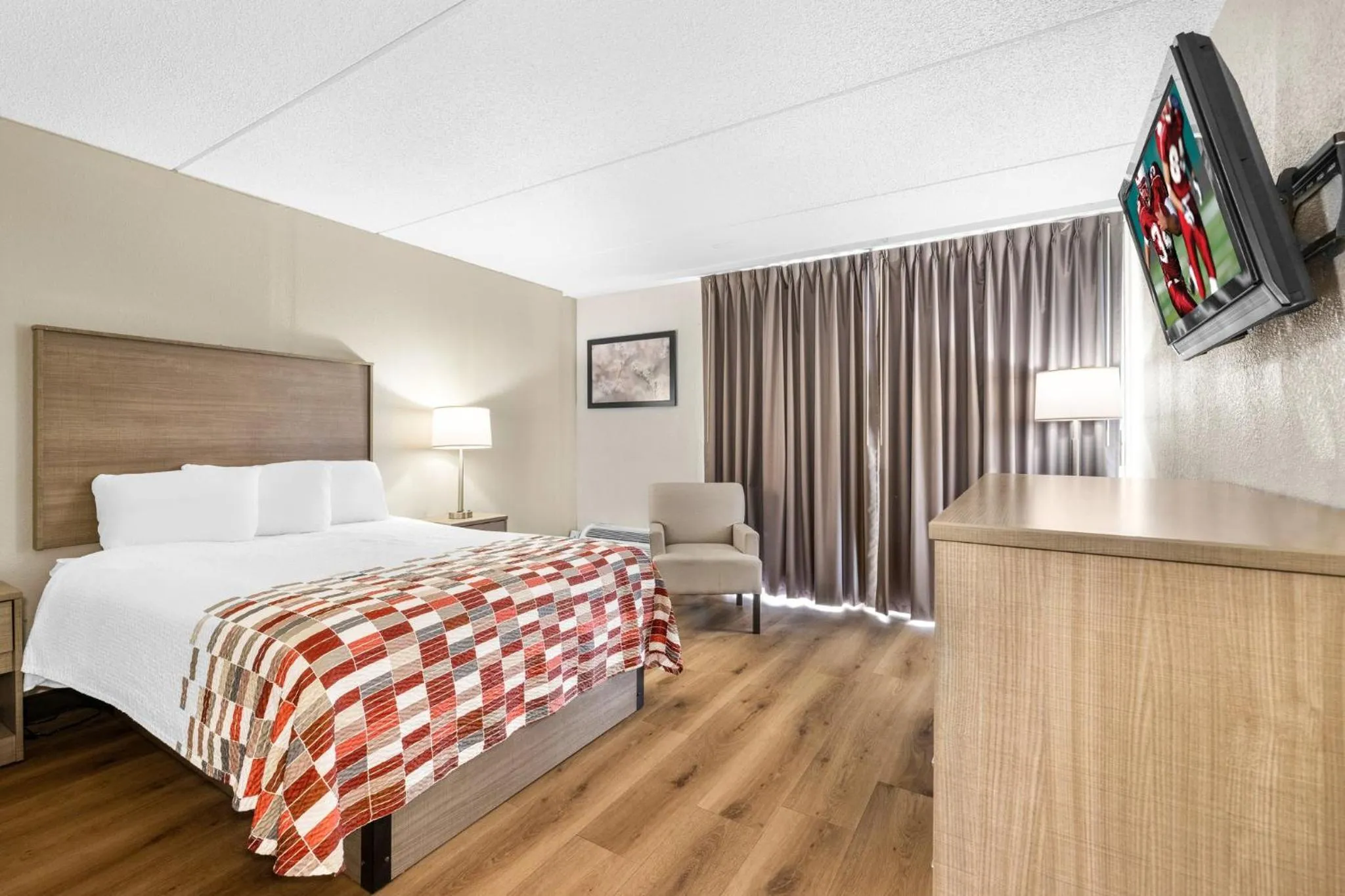 Deluxe Queen Room Non-Smoking in Red Roof Inn Niagara Falls