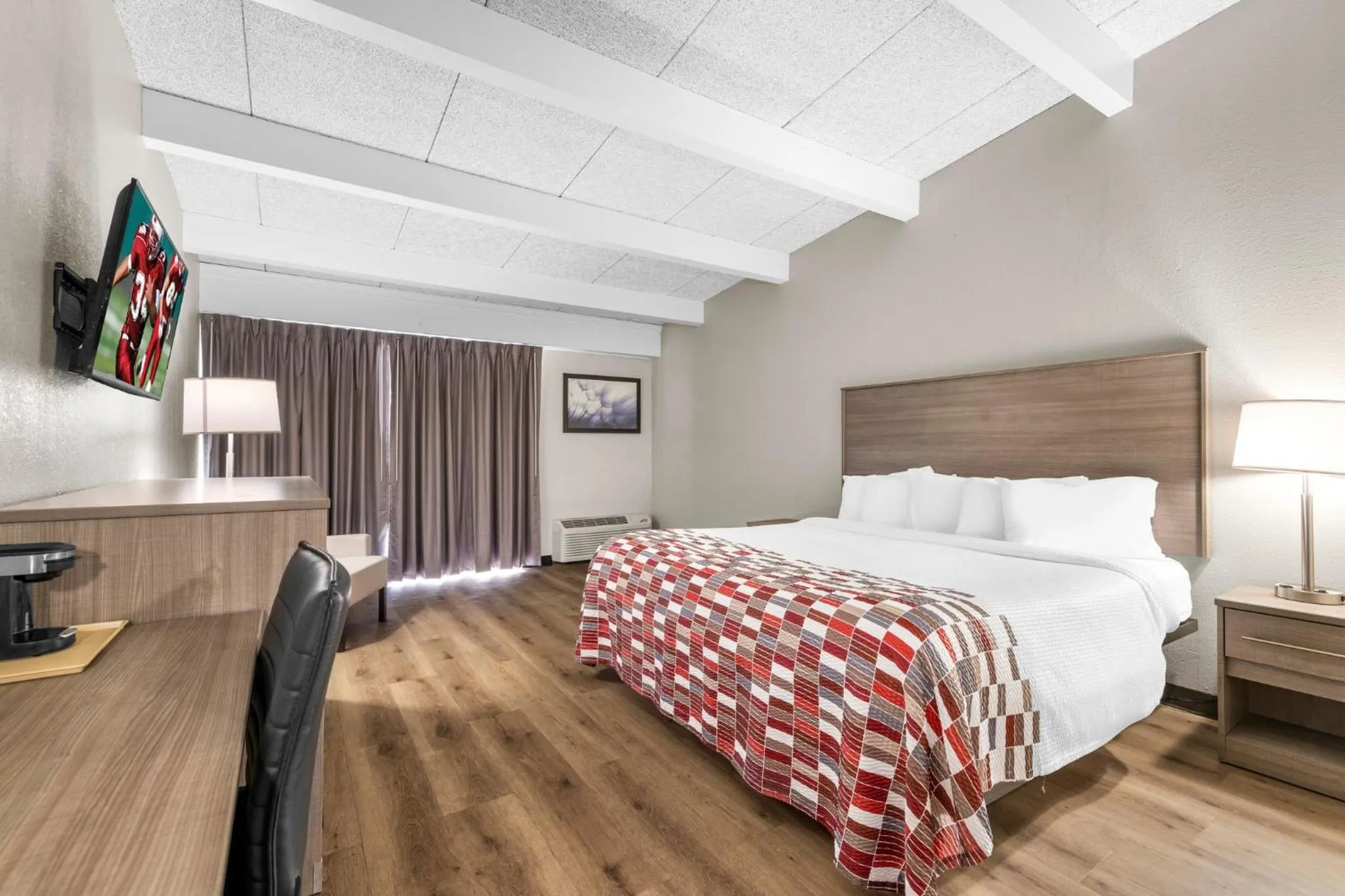 Superior King Room Non-Smoking in Red Roof Inn Niagara Falls