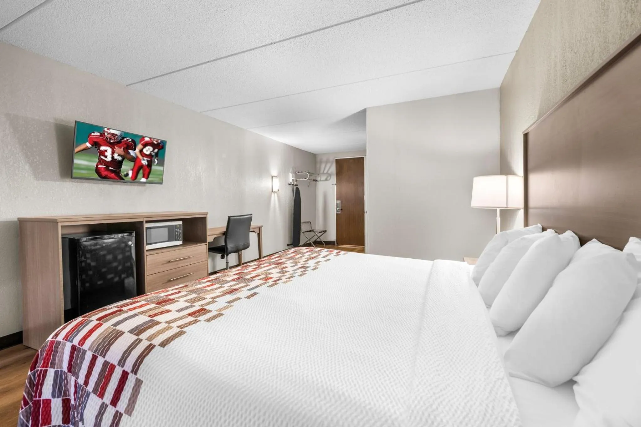 Superior King Room Disability Access Roll-In Shower Non-Smoking in Red Roof Inn Niagara Falls