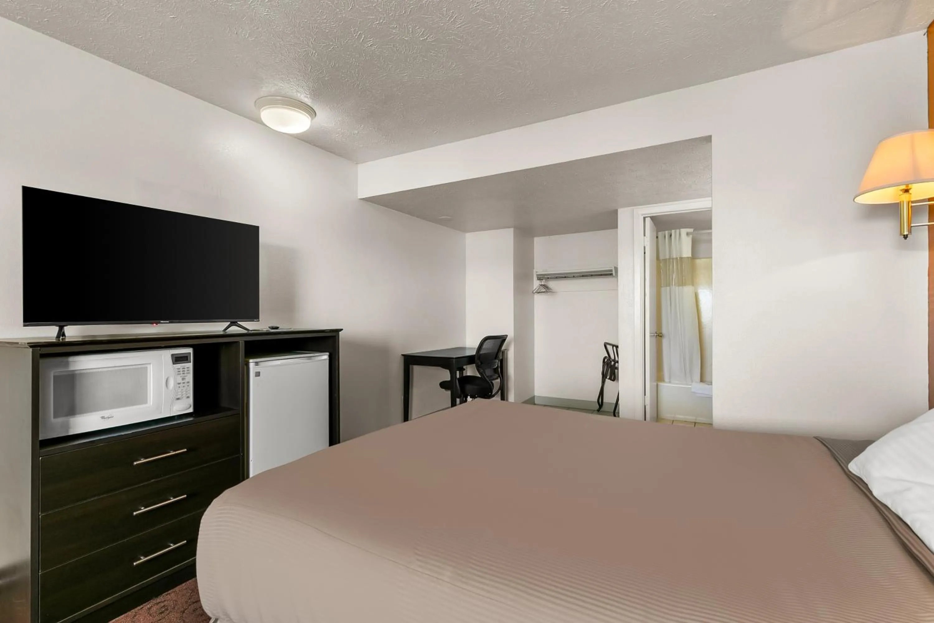 Queen Room - Smoking in Americas Best Value Inn - Lincoln