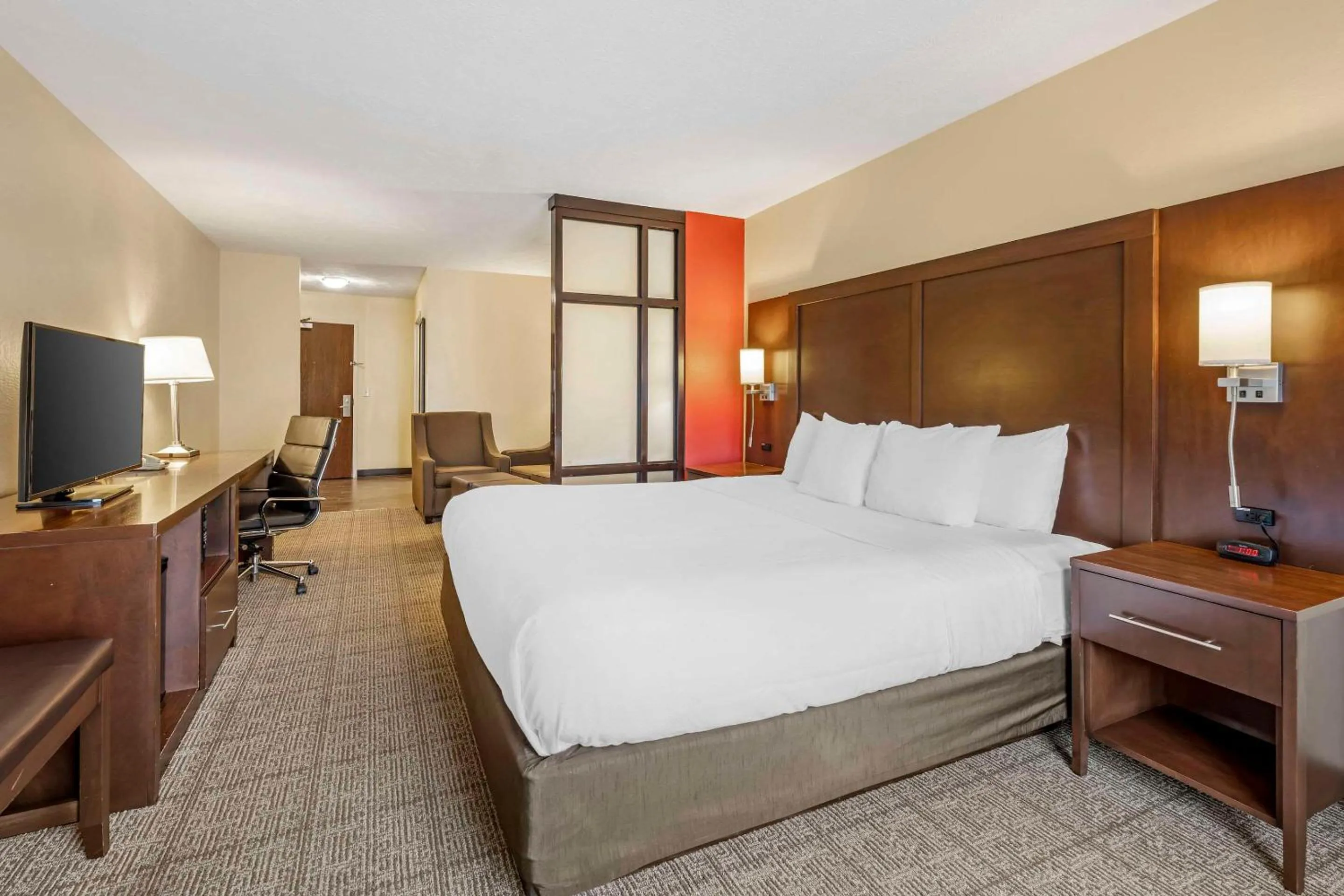 King Suite in Comfort Suites East Lincoln - Mall Area